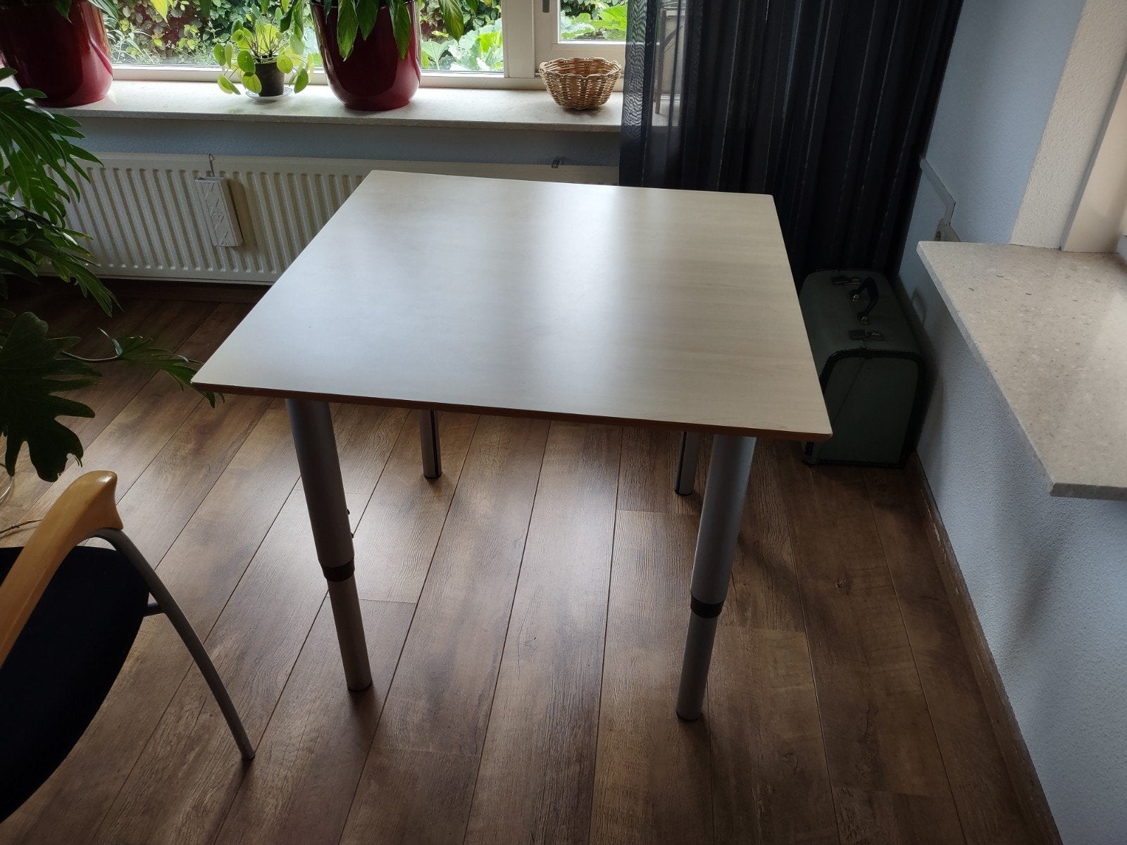 Handige bureautje, 80x80, in hoogte verstelbaar, Ophalen, Zo goed als nieuw, 80 cm, 80 cm