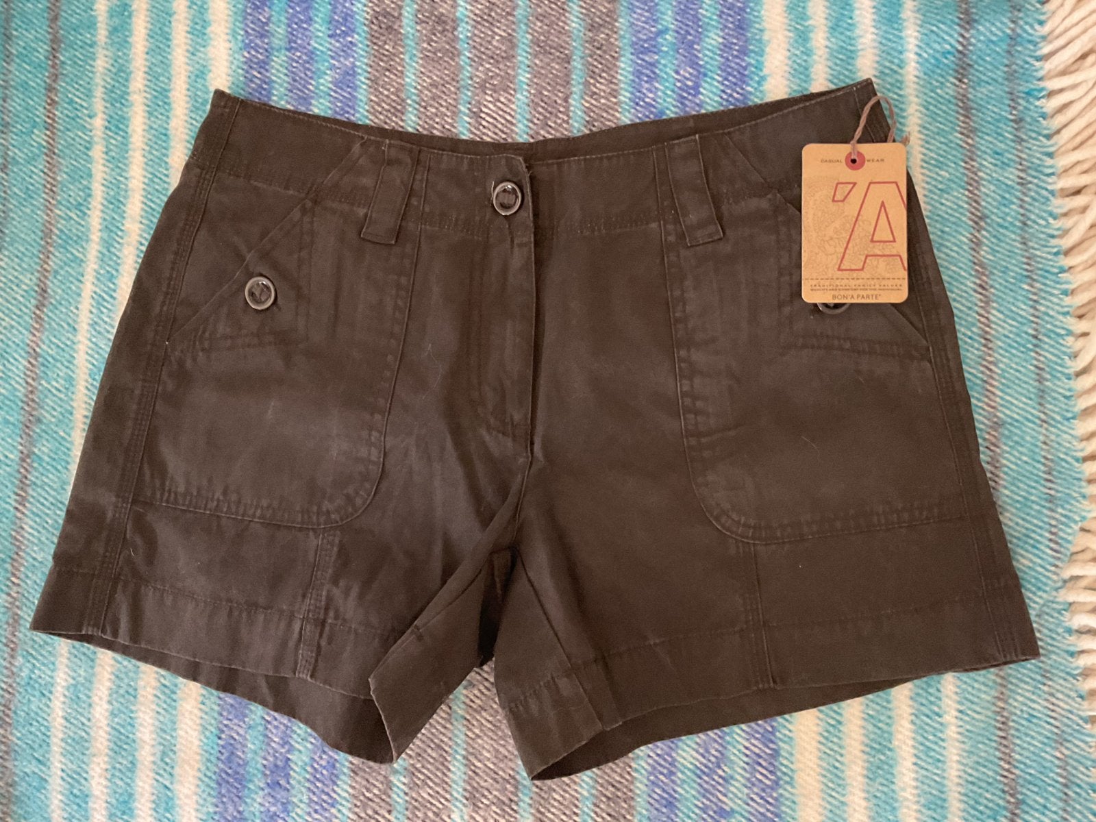 Spiksplinternieuwe korte zwarte broek met zakken, Maat 38/40 (M), Kort, Zwart, Nieuw