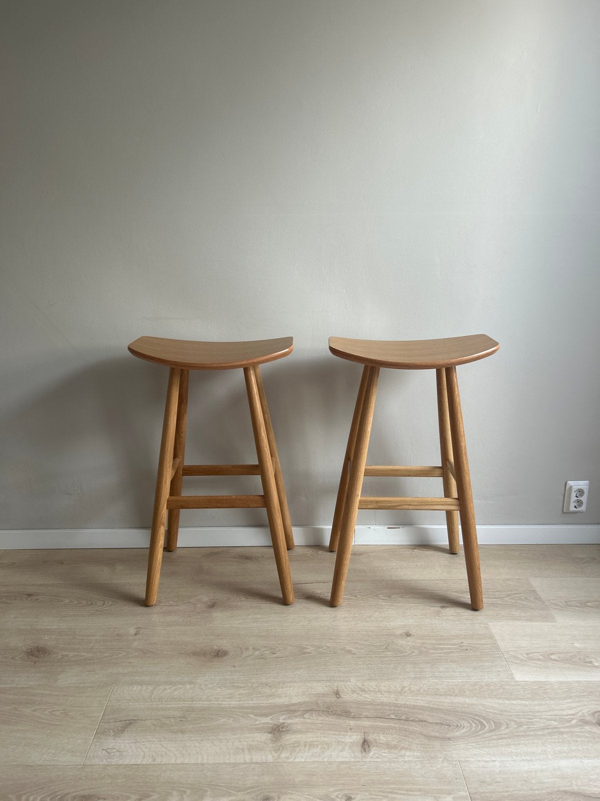 2x Scandinavische barkruk Sav & Økse SILJA Eiken, Huis en Inrichting, Ophalen, Met voetsteun, 60 tot 90 cm, Zo goed als nieuw