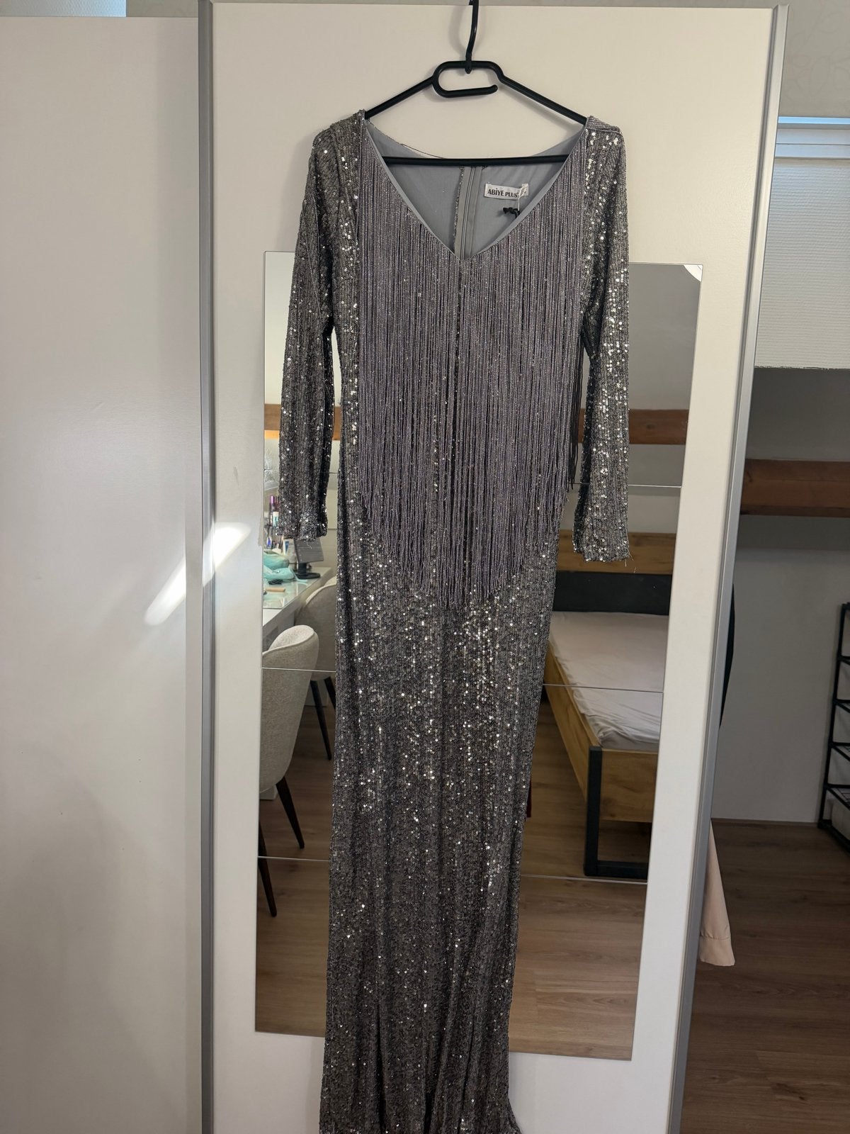 Abiye Plus Galajurk met pailletten en franjes, Kleding | Dames, Jurken, Ophalen, Maat 42/44 (L), Zo goed als nieuw, Grijs