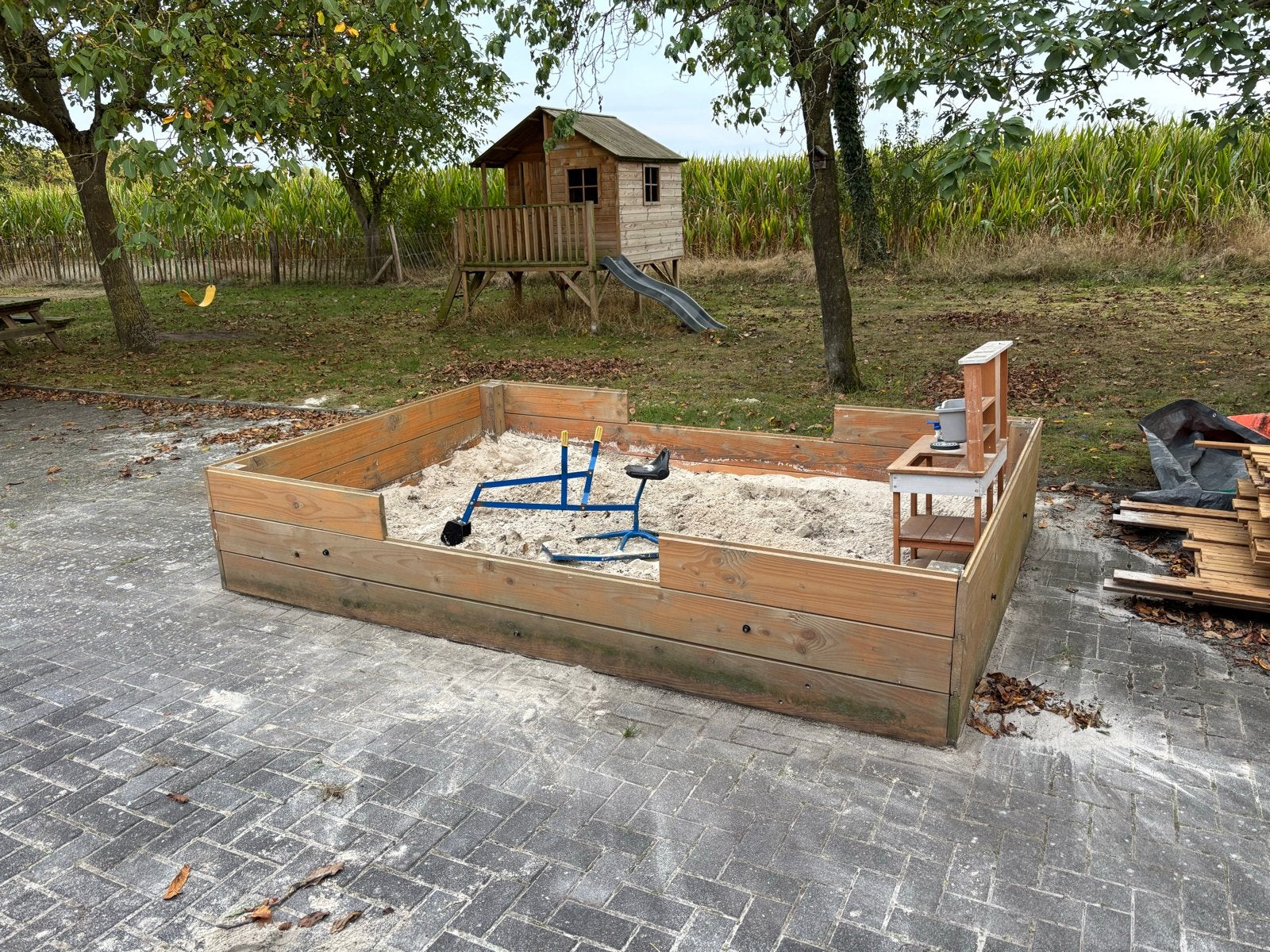 Grote houten zandbak voor uren speelplezier, Ophalen, Gebruikt