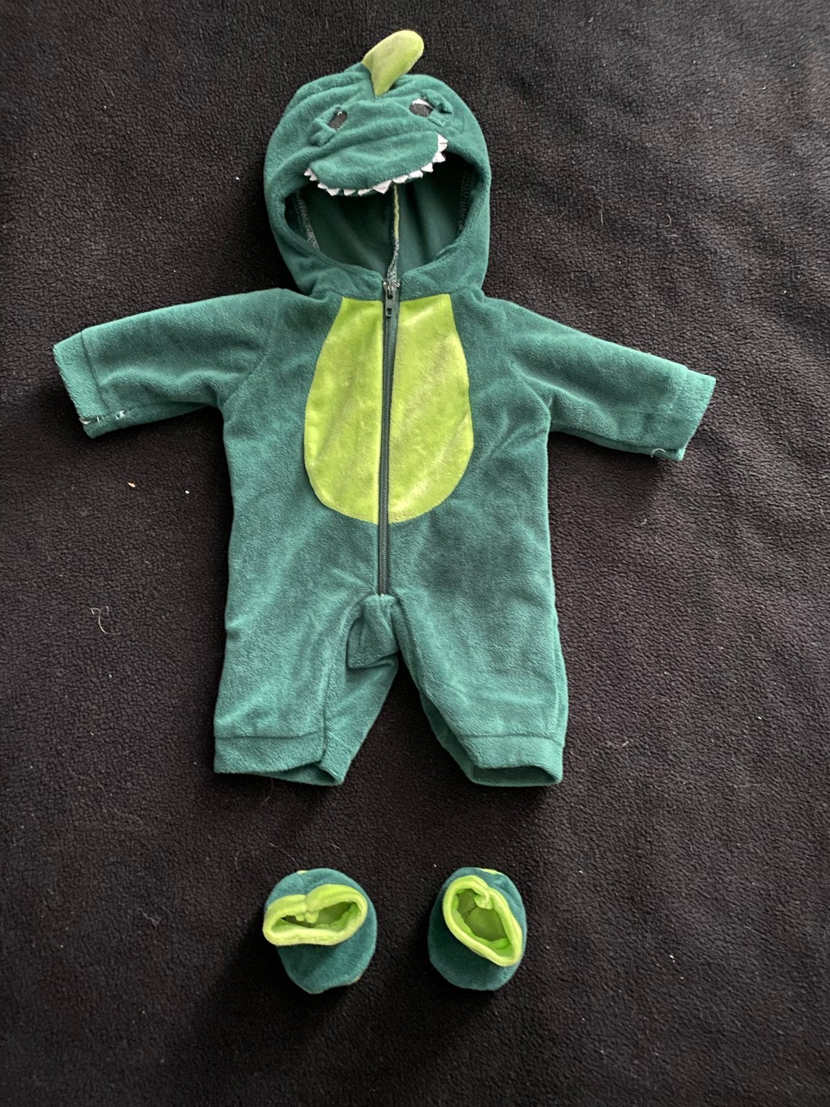 Leuke dinosaurus onesie met slofjes voor pop, Ophalen of Verzenden, Gebruikt, Babypop