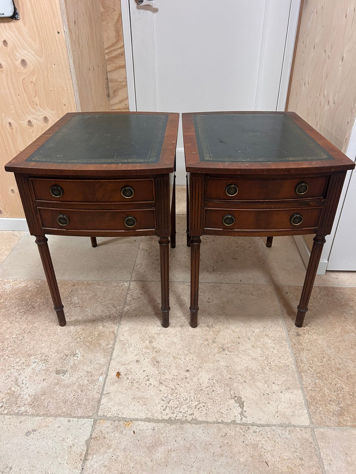 2 x antiek bijzettafel kastje leren blad groen, Gebruikt, 55 tot 75 cm, 60 cm of meer, Rechthoekig