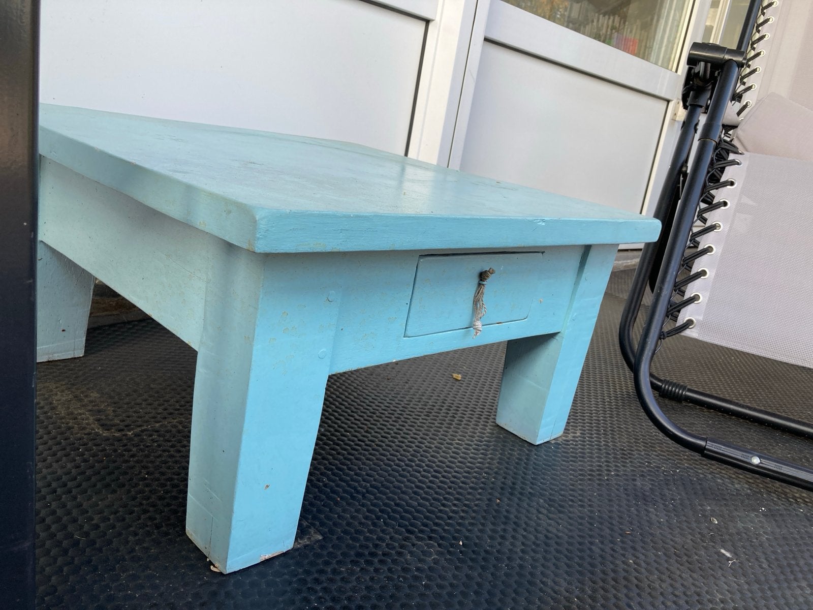 Gratis: Stevig blauw houten tafeltje met laatje, Ophalen, Minder dan 45 cm, Minder dan 55 cm, Gebruikt
