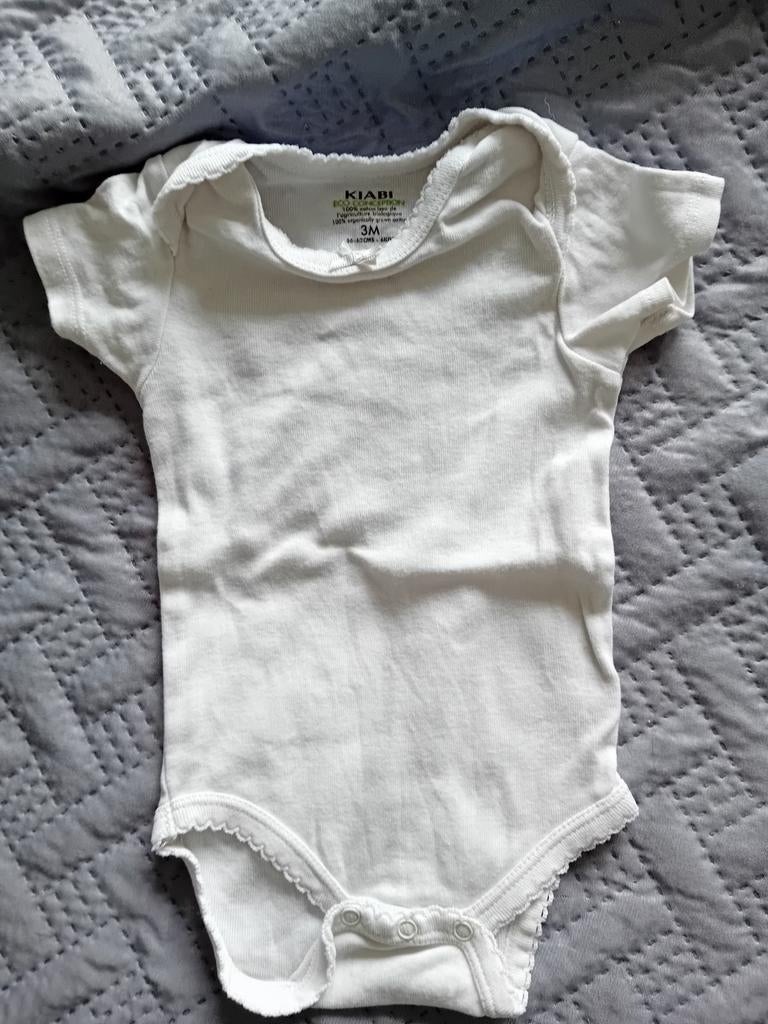 Witte romper korte mouw met sierrandje Kiabi maat 56-62, Kiabi, Nacht- of Onderkleding, Meisje, Ophalen of Verzenden