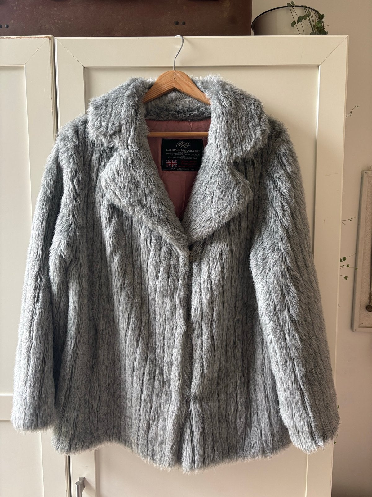 Vintage grijze faux fur jas met roze voering - Maat L, Ophalen of Verzenden, Gedragen, Maat 42/44 (L), Grijs