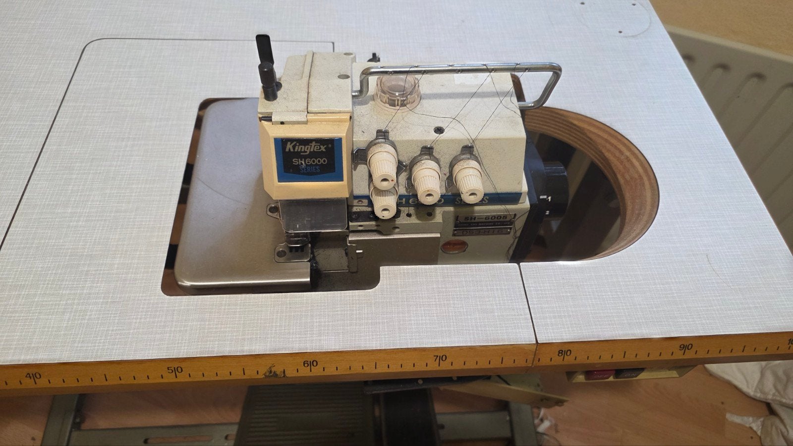 Kingtex SH-6000 Industriële Lockmachine met Tafel, Hobby en Vrije tijd, Gebruikt, Lockmachine, Industrieel, Ophalen