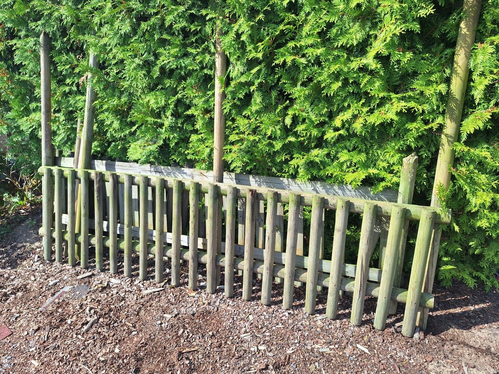 Gebruikt houten hekje met palen - bestaat uit twee delen., Tuin en Terras, Ophalen of Verzenden, Gebruikt, Hout, Tuinhek