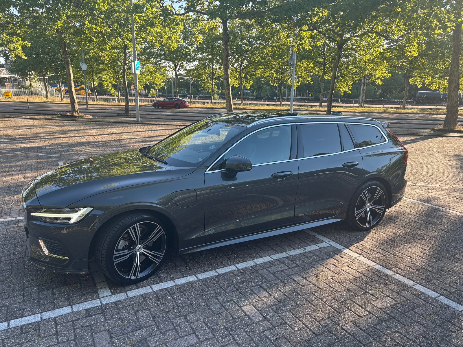 Volvo V60 T8 Twin Engine 390pk AWD Geartronic 2020 Grijs, Automaat, Vierwielaandrijving, 129 €/maand, 303 pk