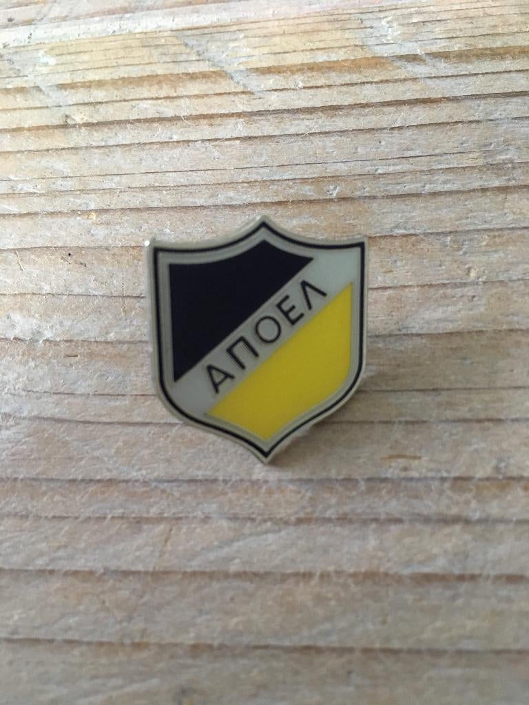 Voetbal pin / speldje APOEL Nicosia, Ophalen of Verzenden, Zo goed als nieuw, Sport
