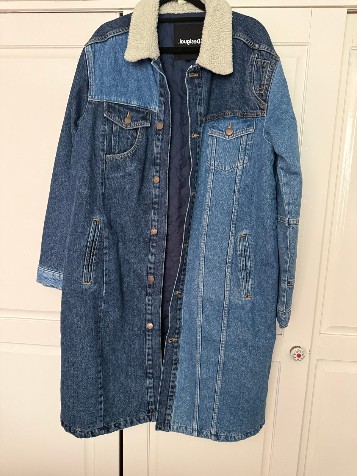 Nieuwe Desigual lange gewatteerde jeans jas met wit kraagje, Kleding | Dames, Jassen | Winter, Ophalen of Verzenden, Nieuw, Maat 42/44 (L)