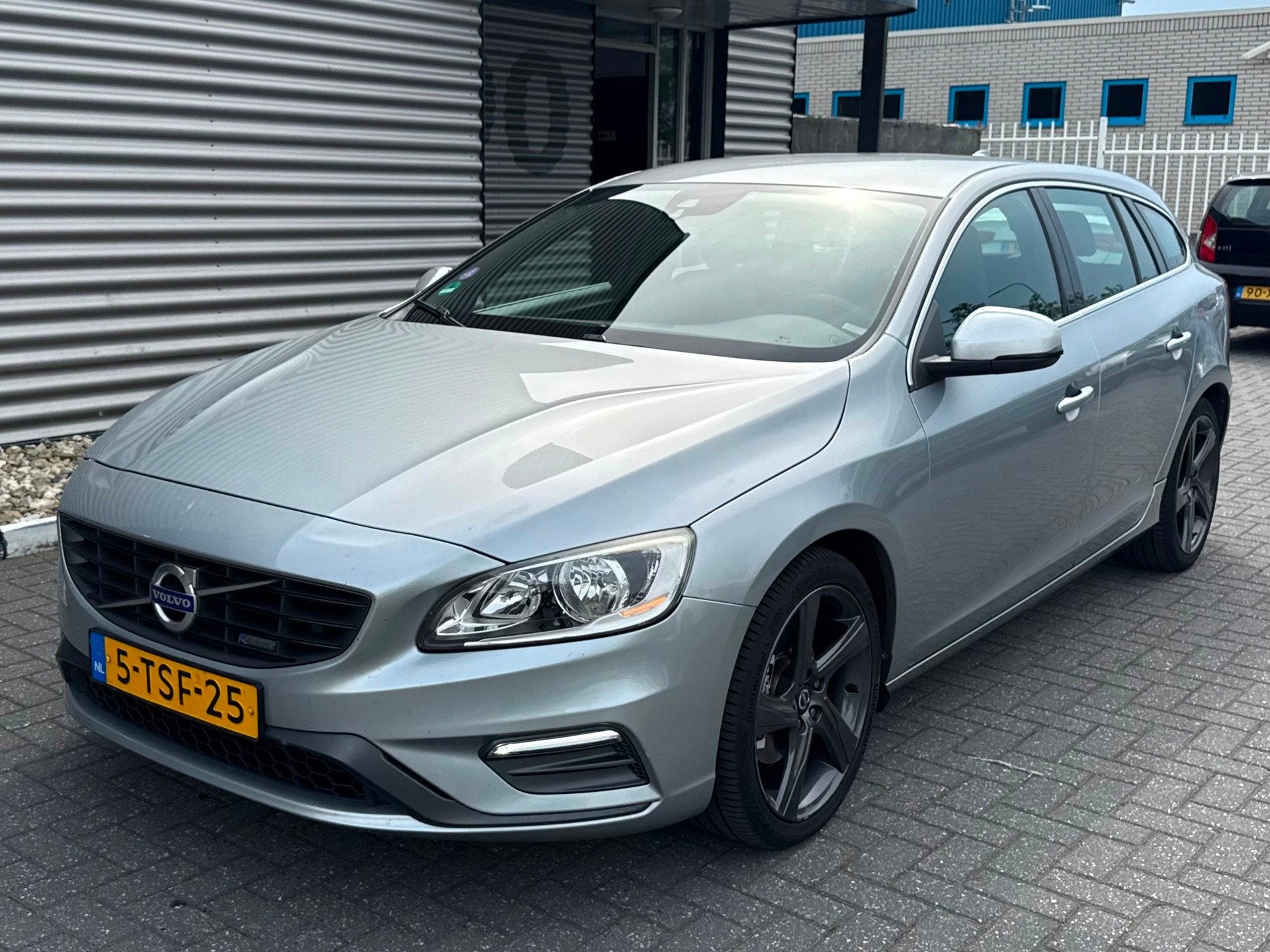Volvo V60 1.6 T3 R-Design, Auto's, Volvo, Gebruikt, 4 cilinders, 150 pk, 1600 kg