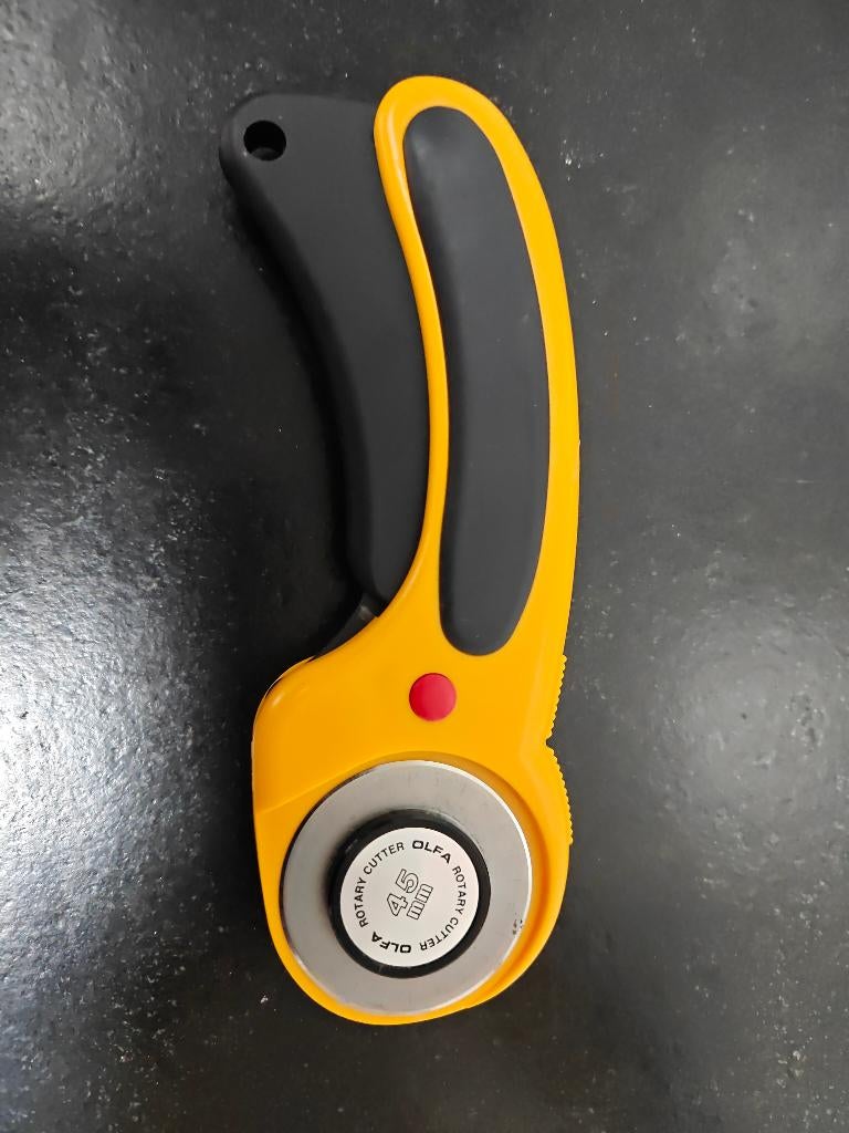 Olfa rotary cutter B, Onbekend, Ophalen of Verzenden, Zo goed als nieuw, Onbekend