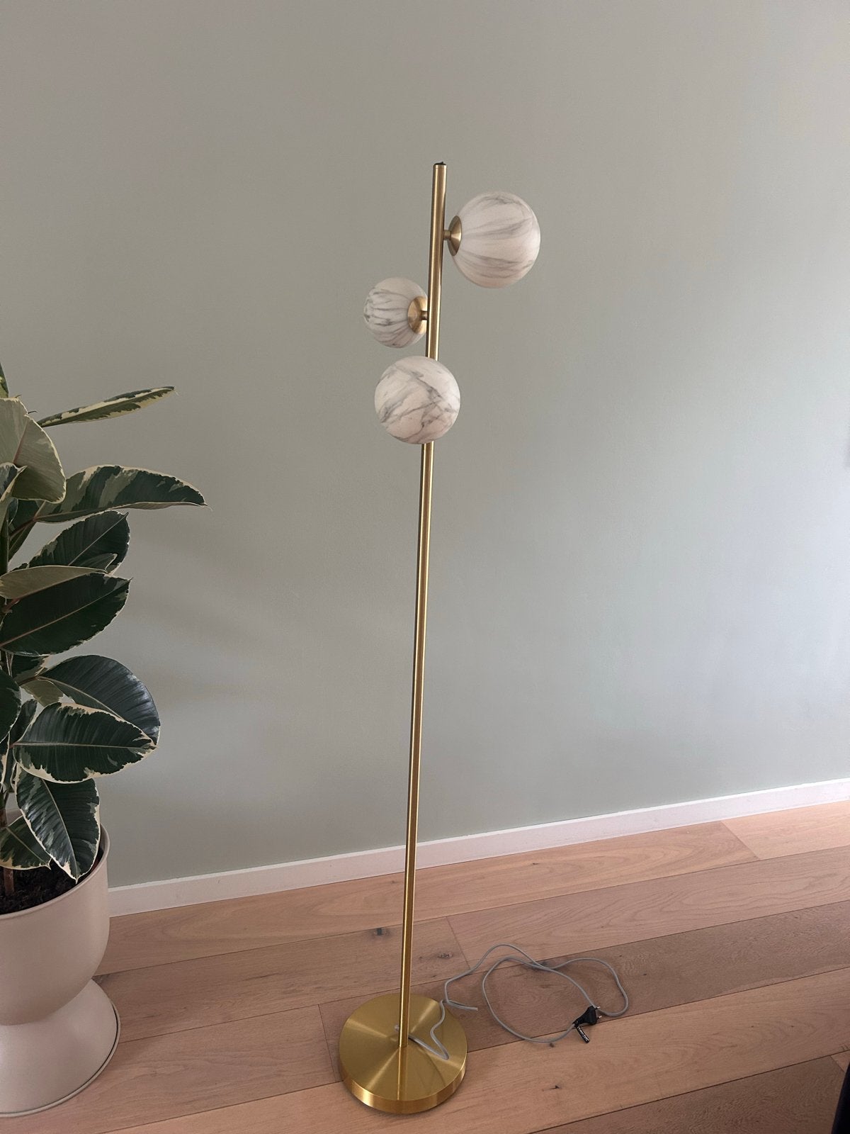 It’s about Romi Carrara vloerlamp met marmerlook bollen, Ophalen, E14 (klein), Zo goed als nieuw, Metaal