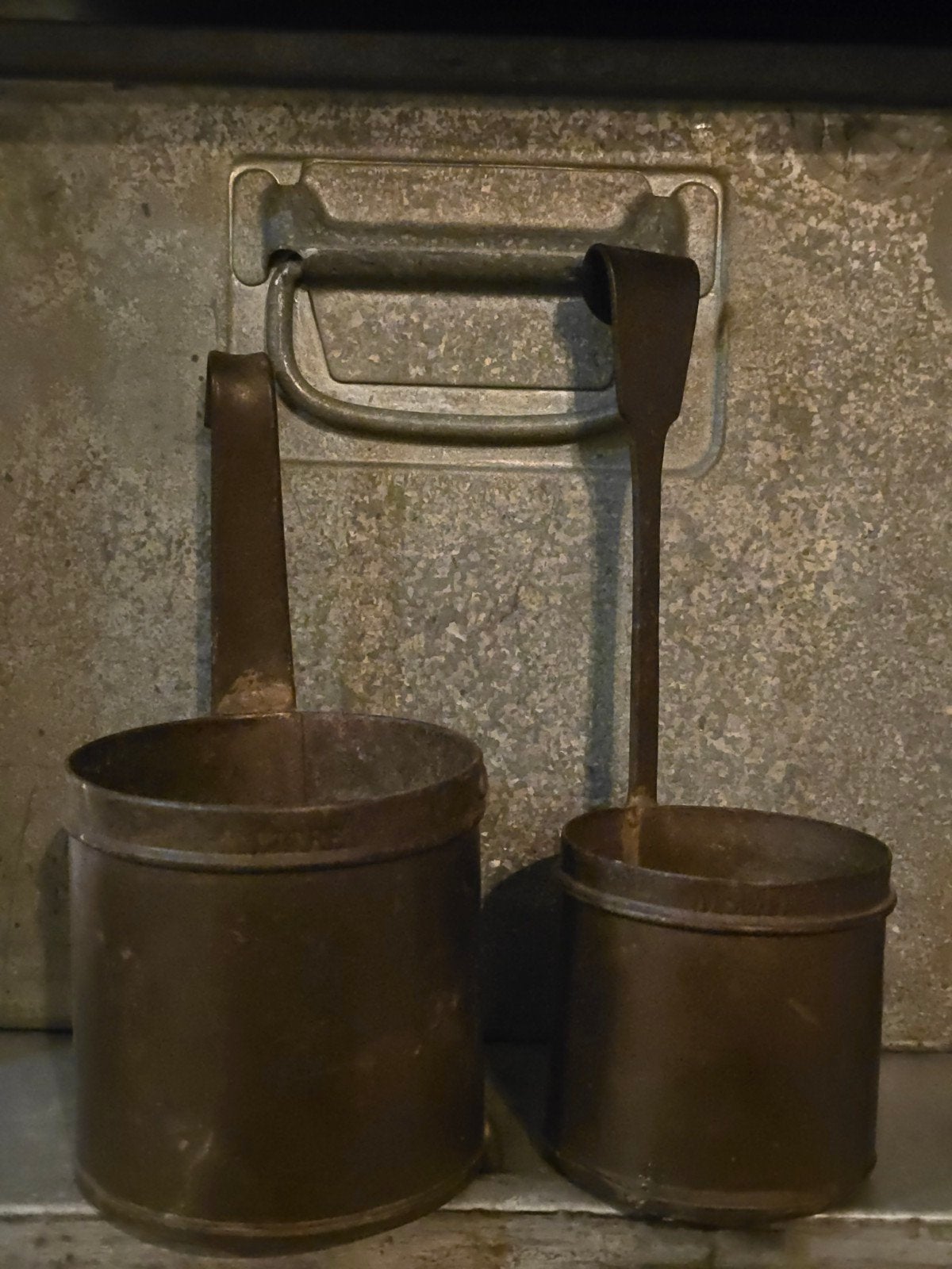 Set van 2 antieke Franse industriële Maatbekers 1L & 1/2 L, Ophalen of Verzenden