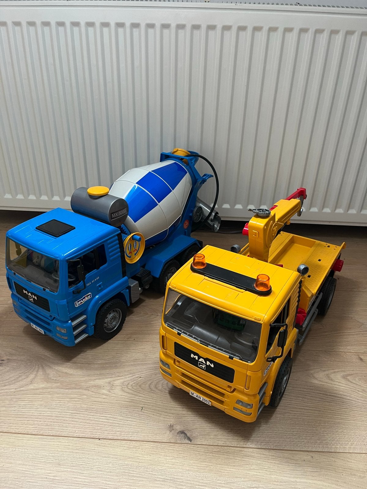 Bruder MAN speelgoedvrachtwagens: Betonmixer & Takelwagen, Ophalen of Verzenden, Gebruikt