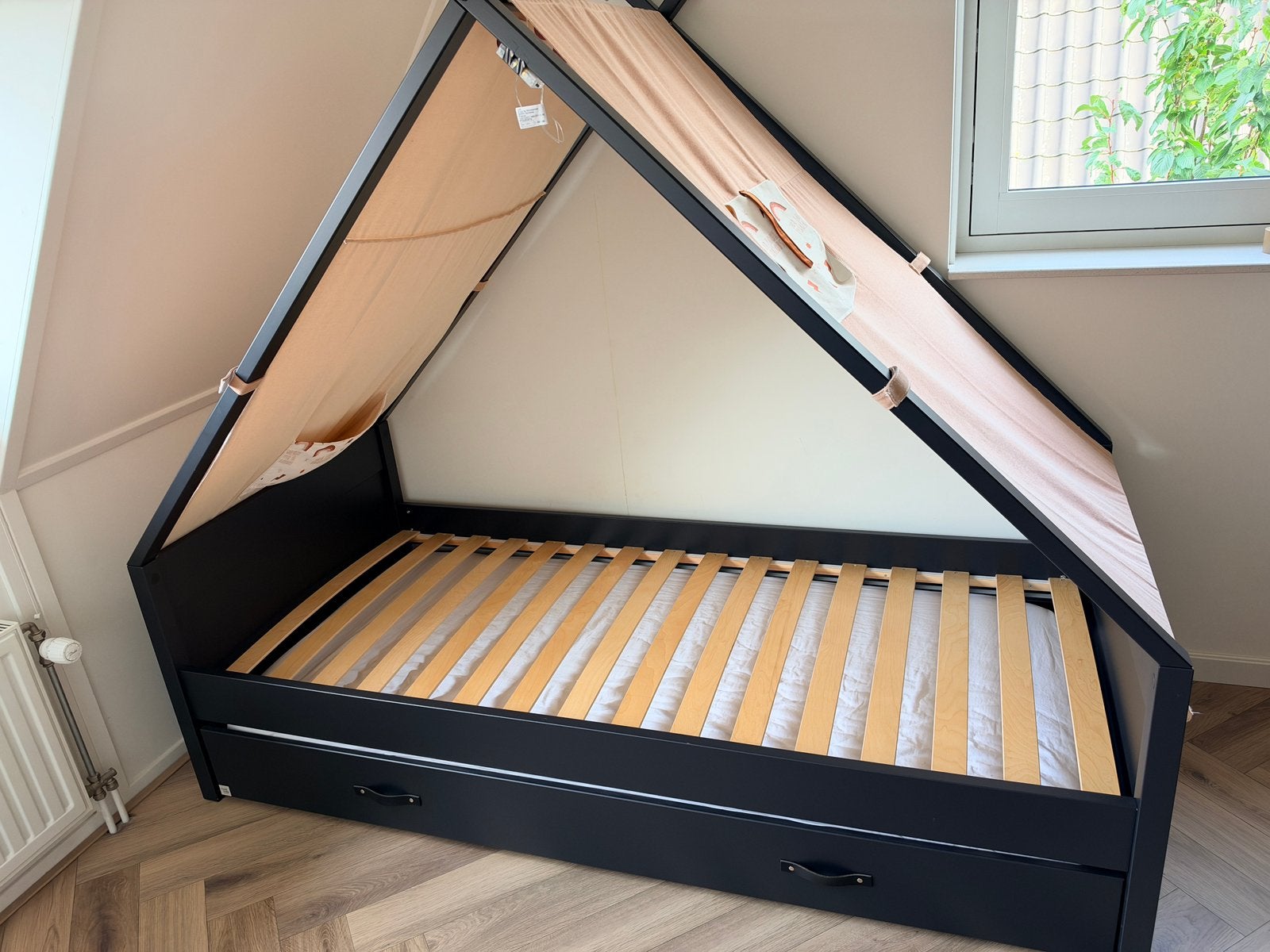 Cool Kids Tipi Tentbed met uitschuifla en extra matras, 85 tot 100 cm, Gebruikt, Ophalen of Verzenden, Matras