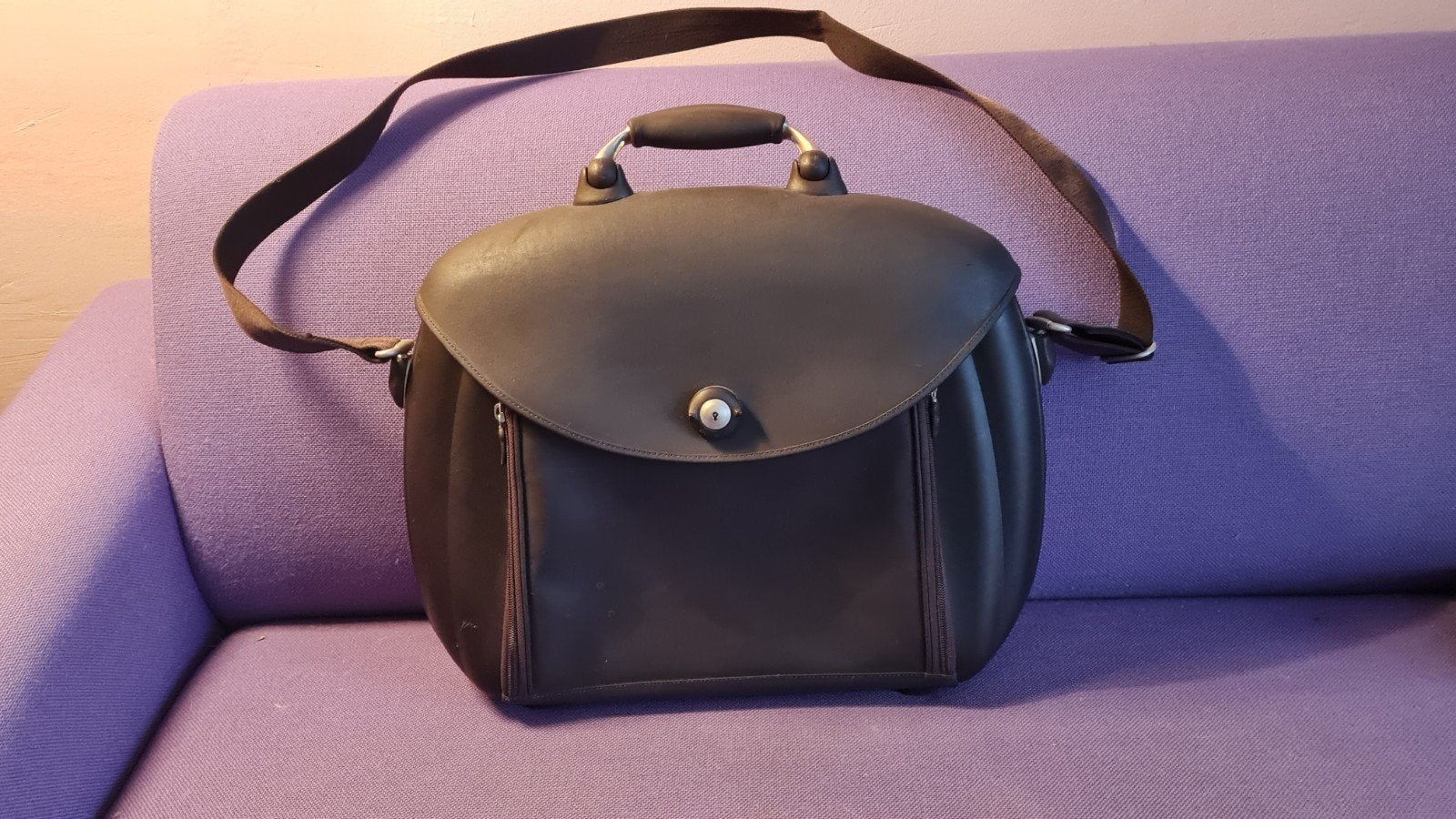 Aubergine kleurige stevige elegante werktas Mandarina Duck, Ophalen, Zo goed als nieuw, Paars, Hardcase