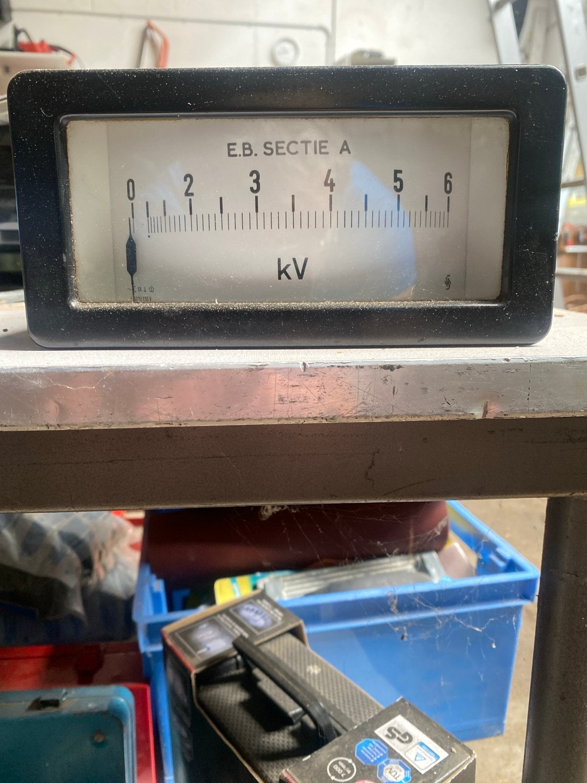 Vintage kV-meter E.B. Sectie A - Analoge Voltmeter, Doe-het-zelf en Verbouw, Meetapparatuur, Ophalen of Verzenden, Gebruikt, Elektriciteit