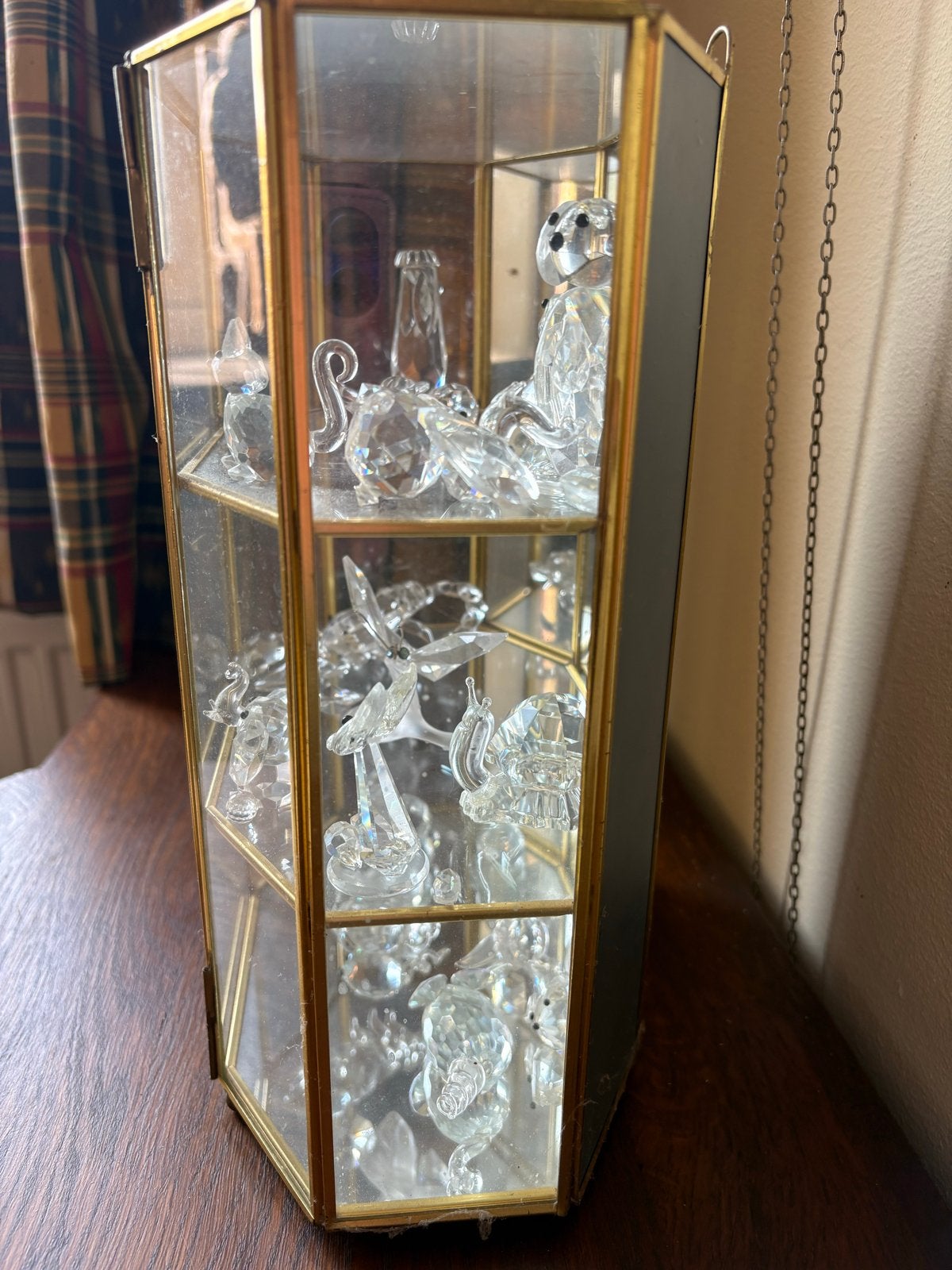 Swarovski vitrinekastje met miniaturen, 28 cm hoog, Ophalen of Verzenden, Gebruikt, Huisaccessoire