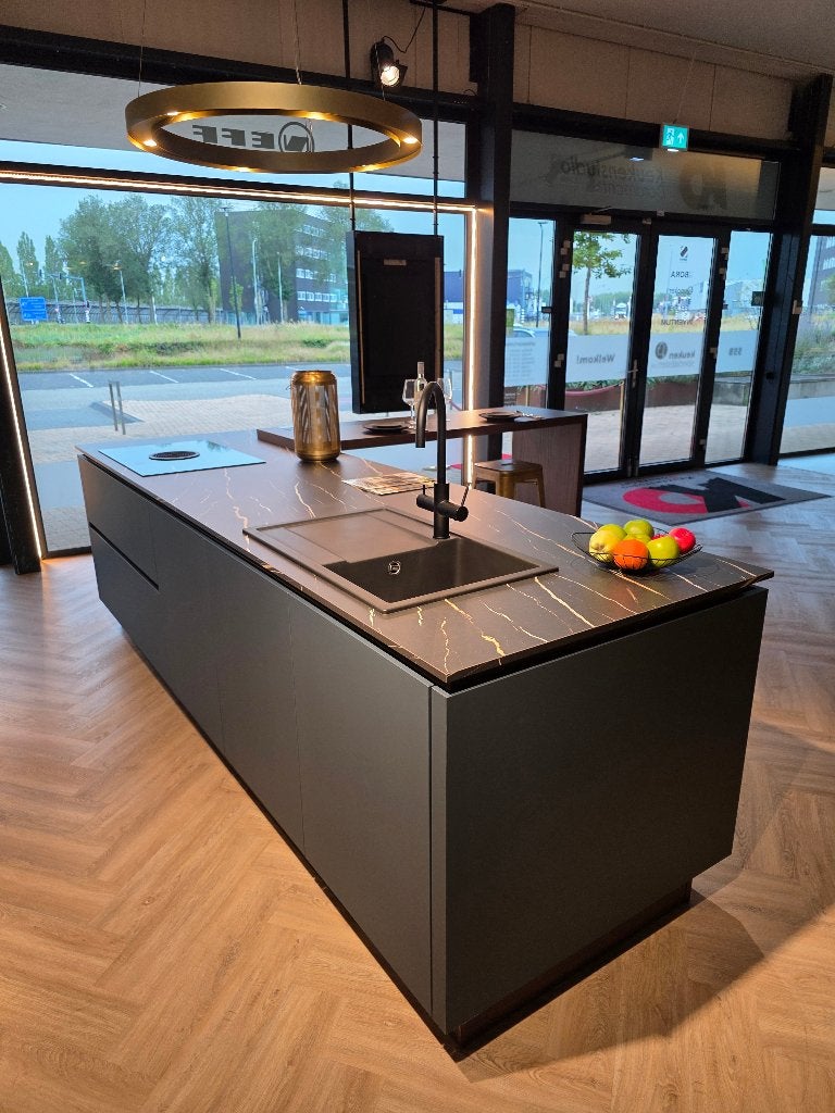 Foto 3 van Prachtige Fjordblauwe keuken met Bora kookplaat + Bosch oven