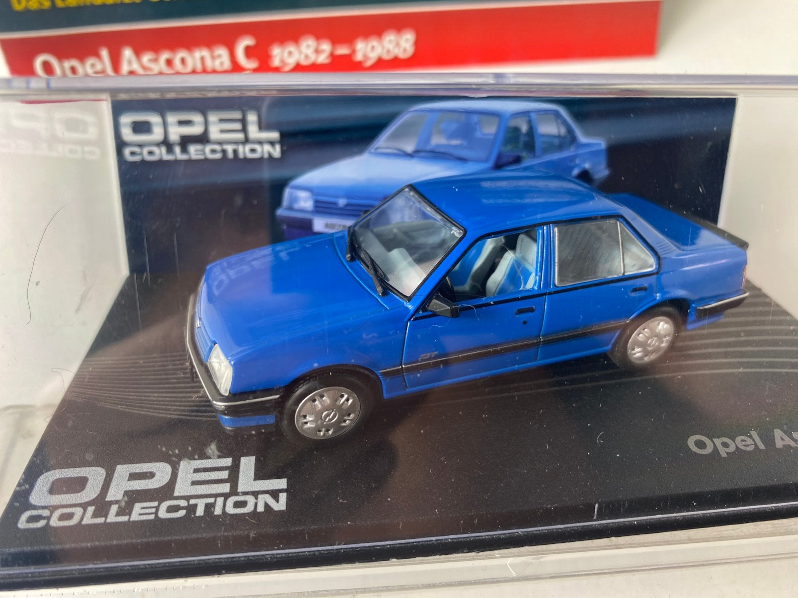 1:43  opel  ascona C 1.8i- 5 deurs versie met magazine, Ophalen of Verzenden, Nieuw, Auto, Overige merken