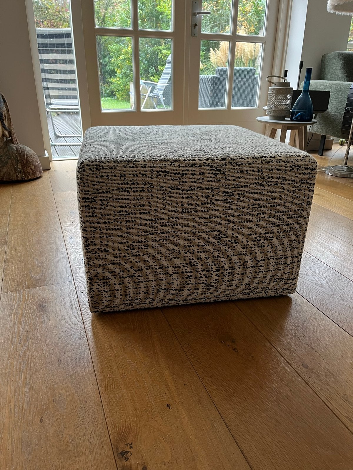 Stijlvolle Poef - Zwart/Wit Gemêleerd, Ophalen, Nieuw, Stof, 50 tot 75 cm