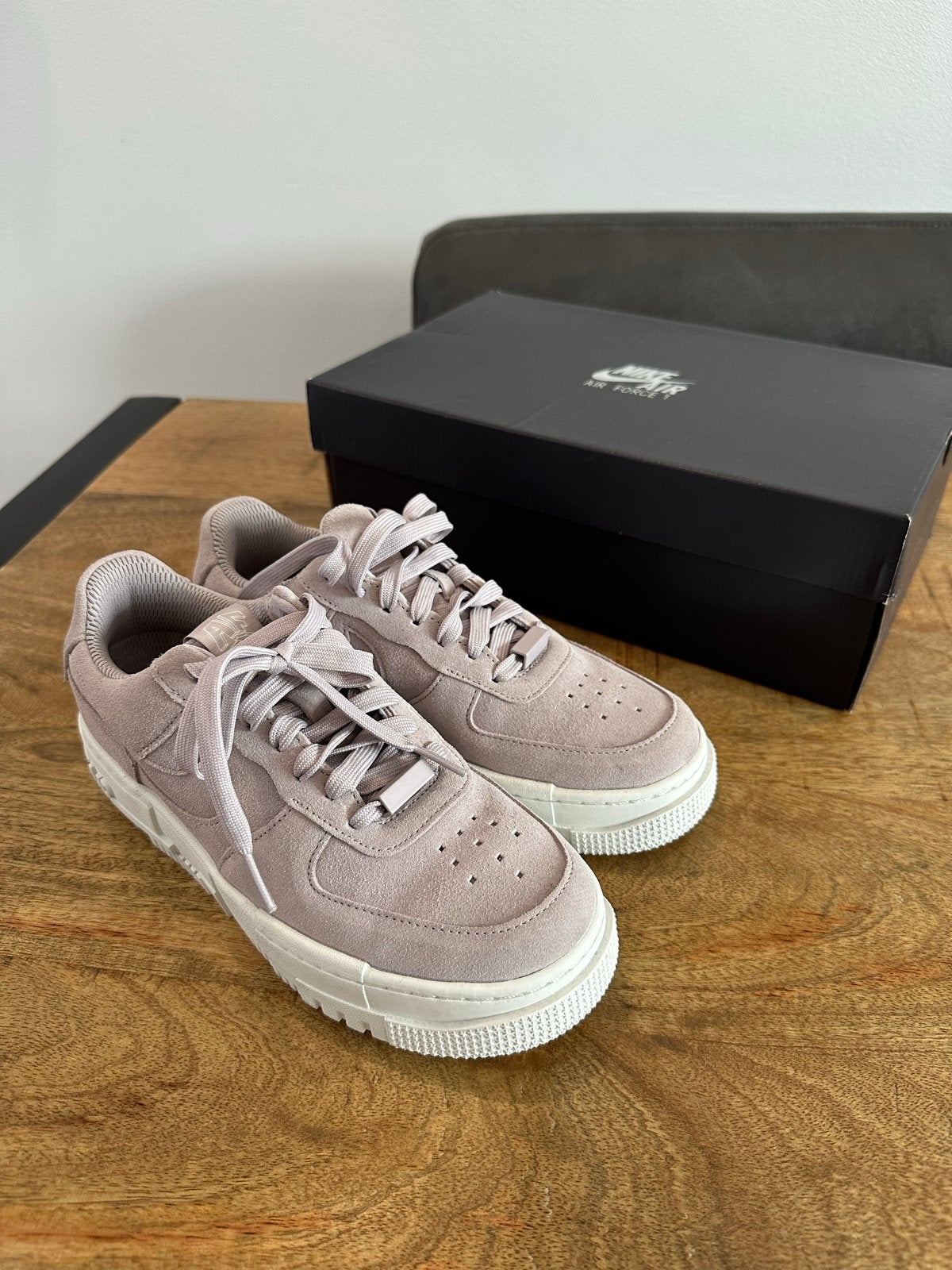 Nike Air Force 1 Pixel Sneakers - Roze Suede, Kleding | Dames, Schoenen, Ophalen of Verzenden, Zo goed als nieuw, Roze, Sneakers of Gympen
