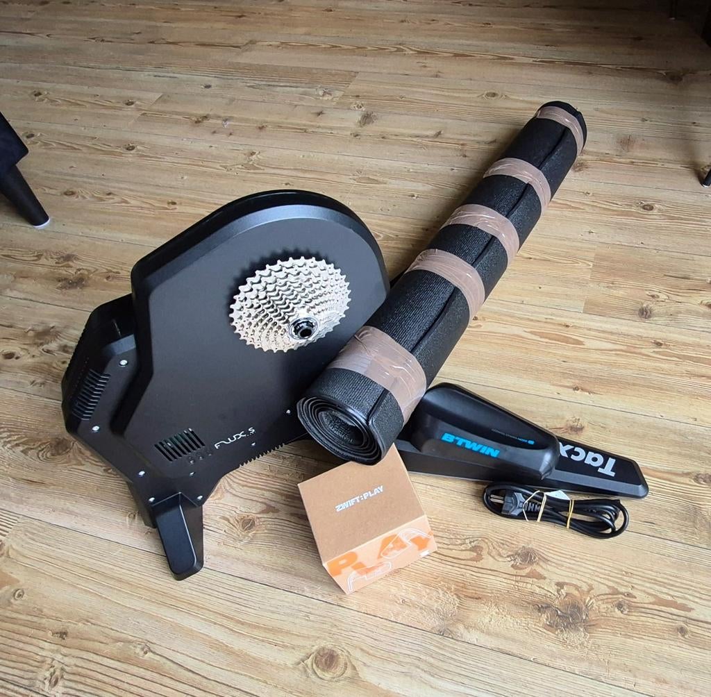 Tacx Flux S Smart T2900S fietstrainer + mat + cassette €475, Sport en Fitness, Fitnessapparatuur, Ophalen, Zo goed als nieuw, Benen