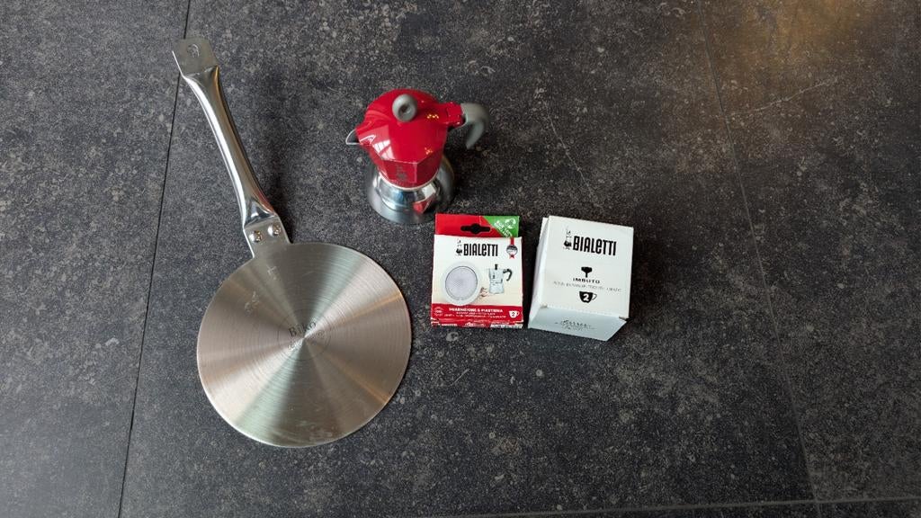 Bialetti Moka Induction (Rood) + Biko Inductieplaat, Ophalen, Afneembaar waterreservoir, Espresso apparaat, Gemalen koffie
