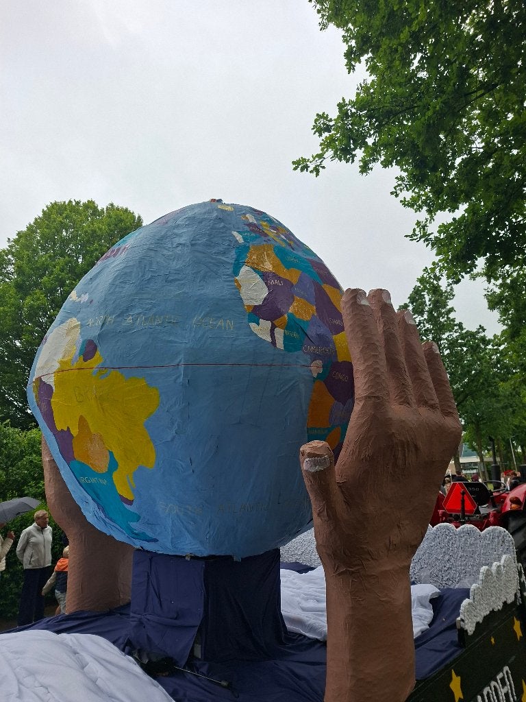 Versierde wagen/ praalwagen wereldbol, Hobby en Vrije tijd, Feestartikelen, Ophalen, Gebruikt, Overige typen, Carnaval