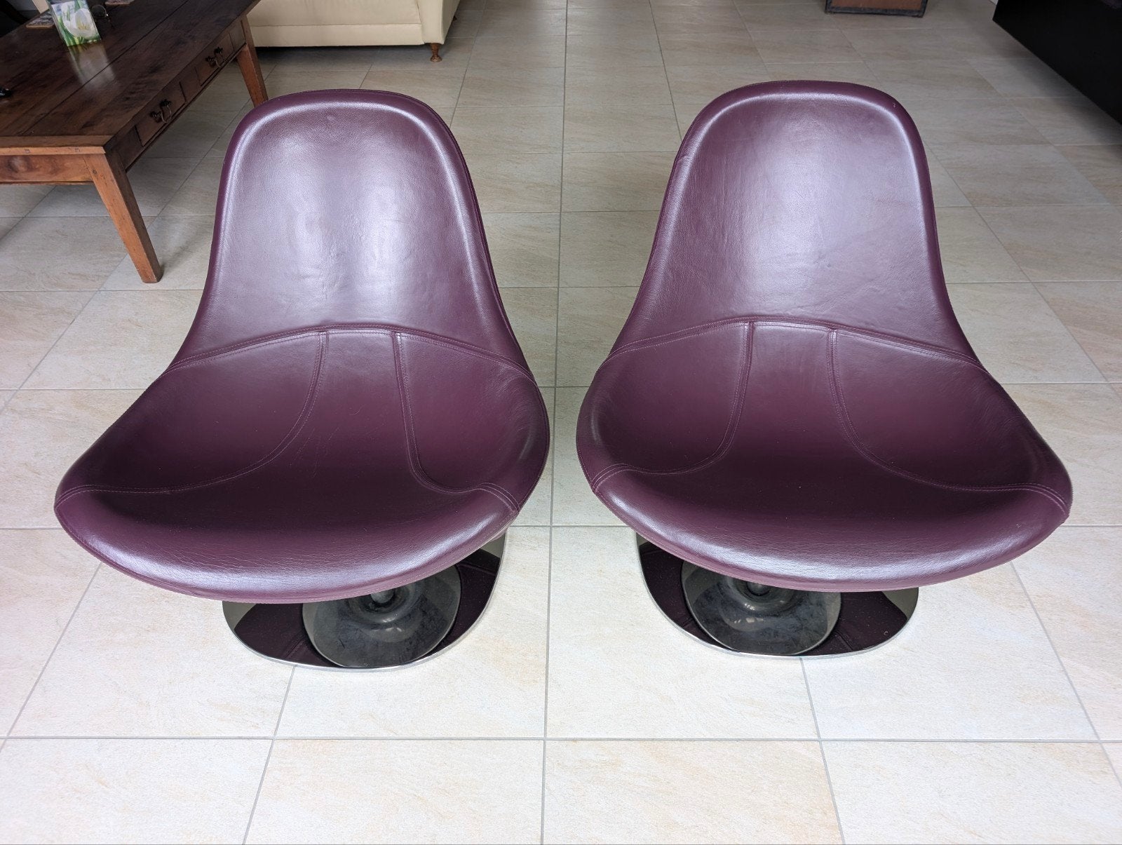 Twee aubergine lederen draai fauteuils op chromen voet, Huis en Inrichting, Ophalen, Zo goed als nieuw, Leer