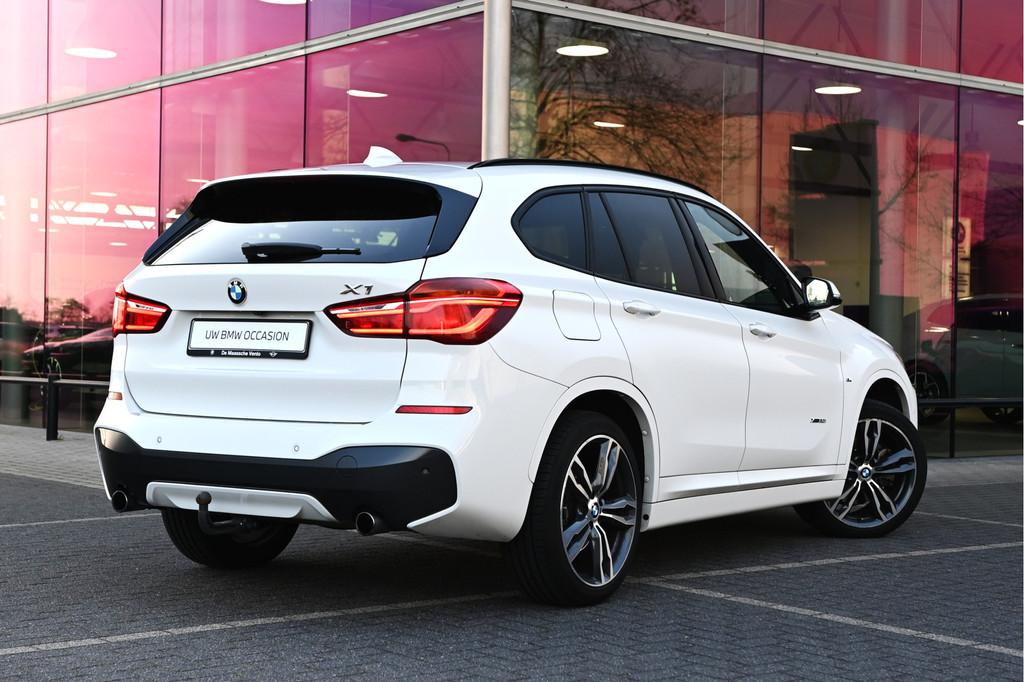 BMW X1 xDrive20i M Sport Automaat / Trekhaak / Panoramadak /, Auto's, Gebruikt, Alcantara, Wit, Bedrijf