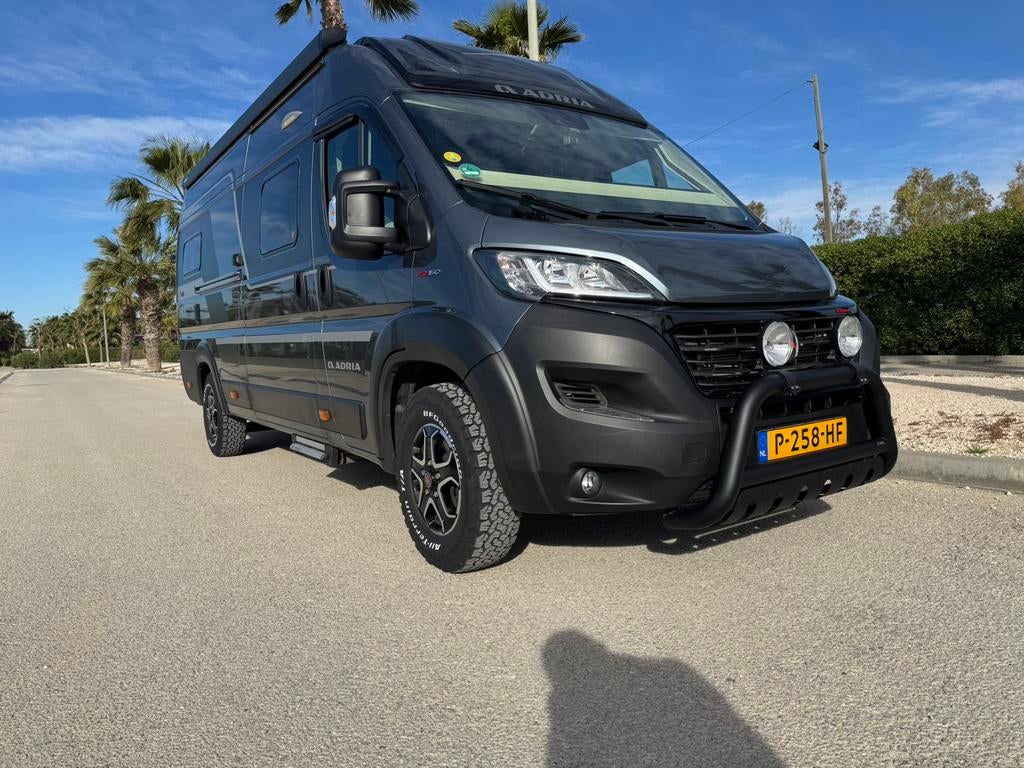 Adria 640 SLB TWIN SUPREME AUTOMAAT, Caravans en Kamperen, Campers, Automaat, Ringverwarming, Diesel, Tot en met 3