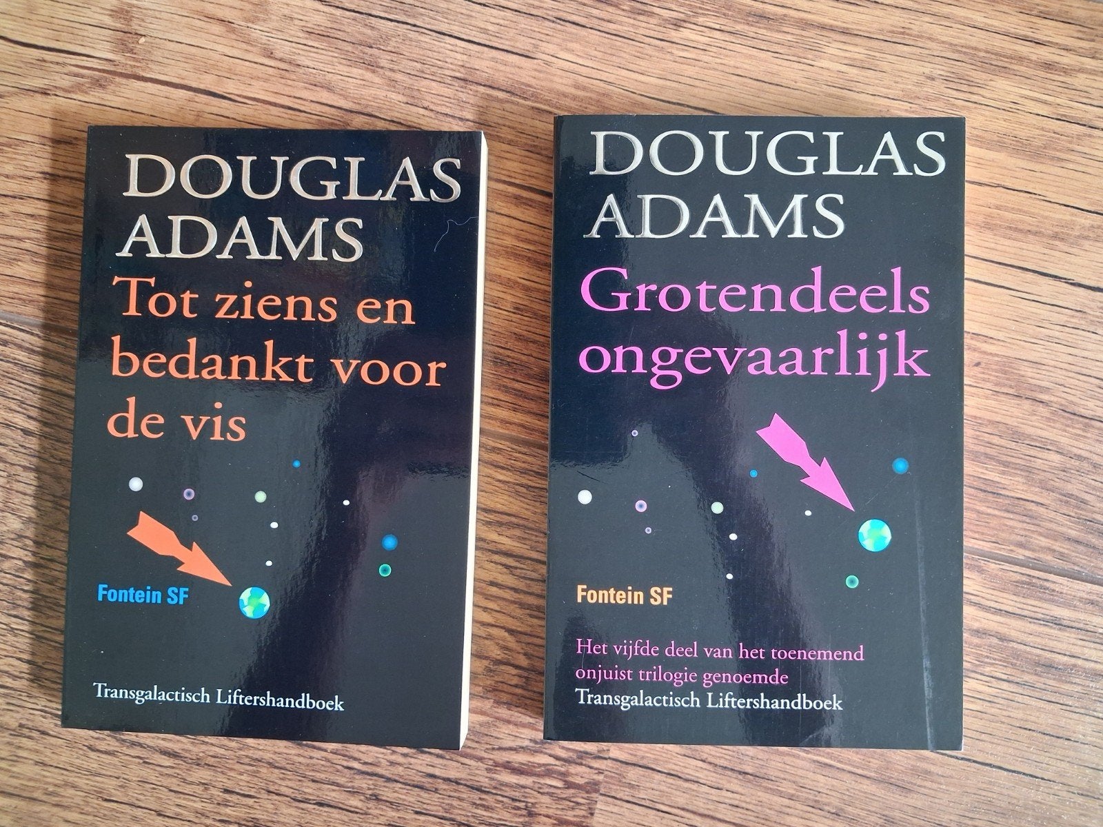 Hitchhikers guide to the galaxy deel 4 en 5., Boeken, Science fiction, Ophalen of Verzenden, Zo goed als nieuw, Douglas Adams