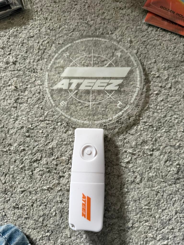 ATEEZ acrylic first showcase lightstick Treasure, Verzamelen, Ophalen of Verzenden, Zo goed als nieuw, Foto of Kaart