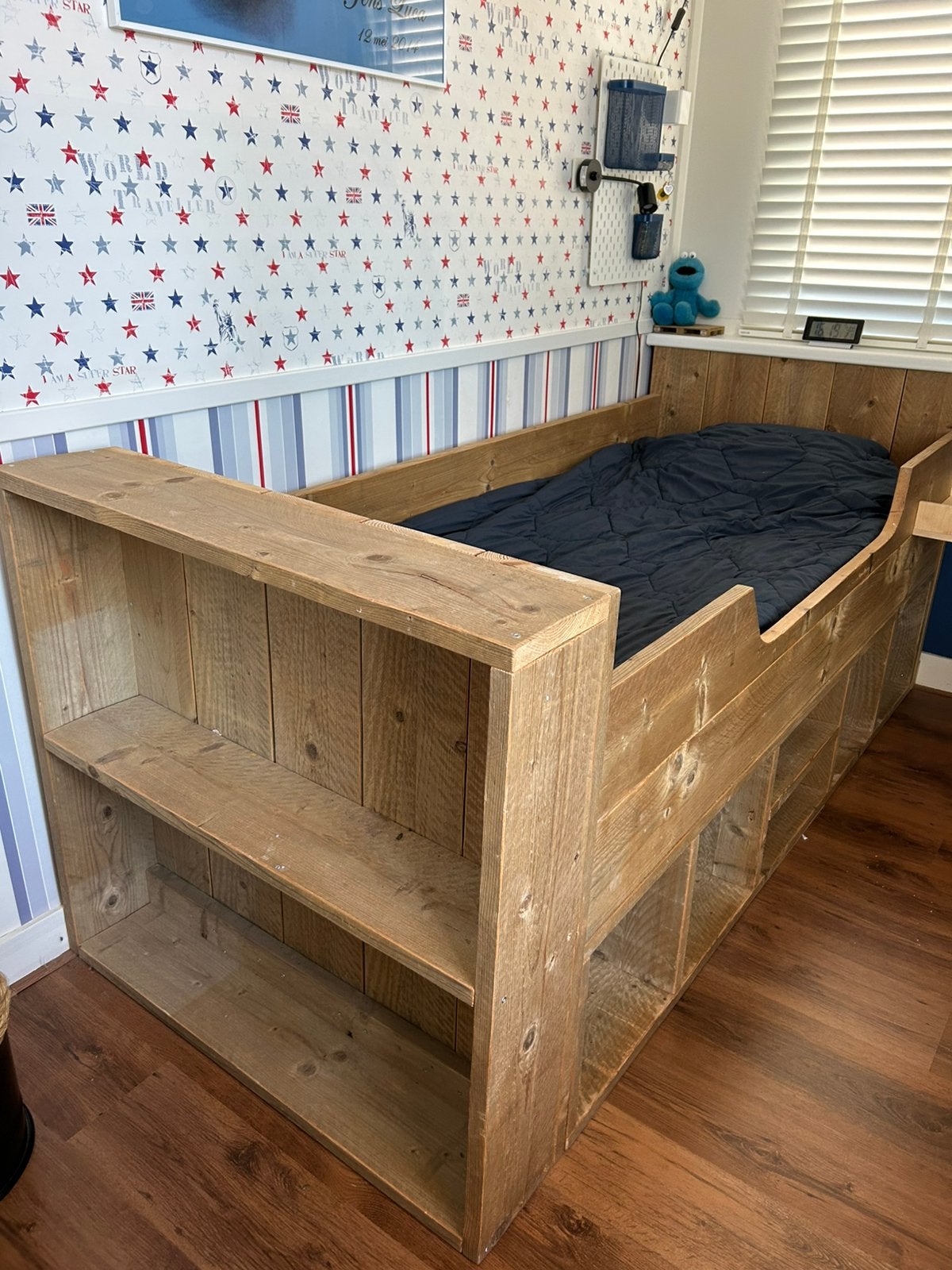Steigerhouten bed met opbergruimte, Ophalen