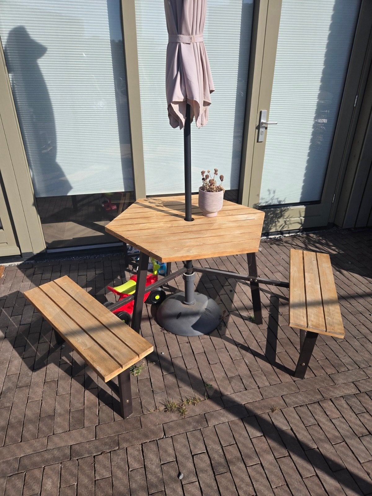 Zeshoekige picknicktafel met bankjes en parasolgat, Ophalen of Verzenden, Gebruikt, Hout