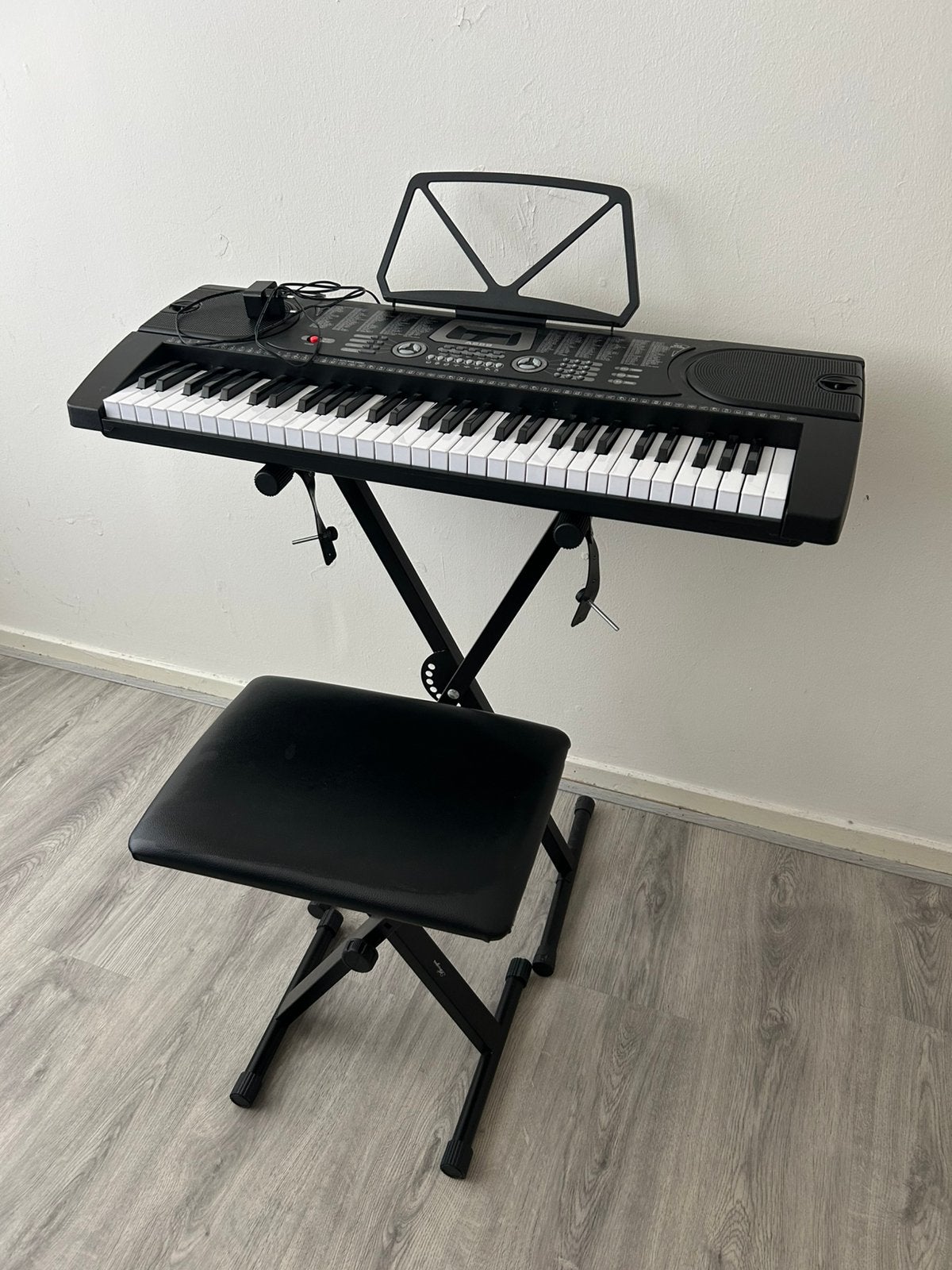 Keyboard met kruk., Muziek en Instrumenten, Keyboards, Ophalen, Zo goed als nieuw, 61 toetsen, Overige merken