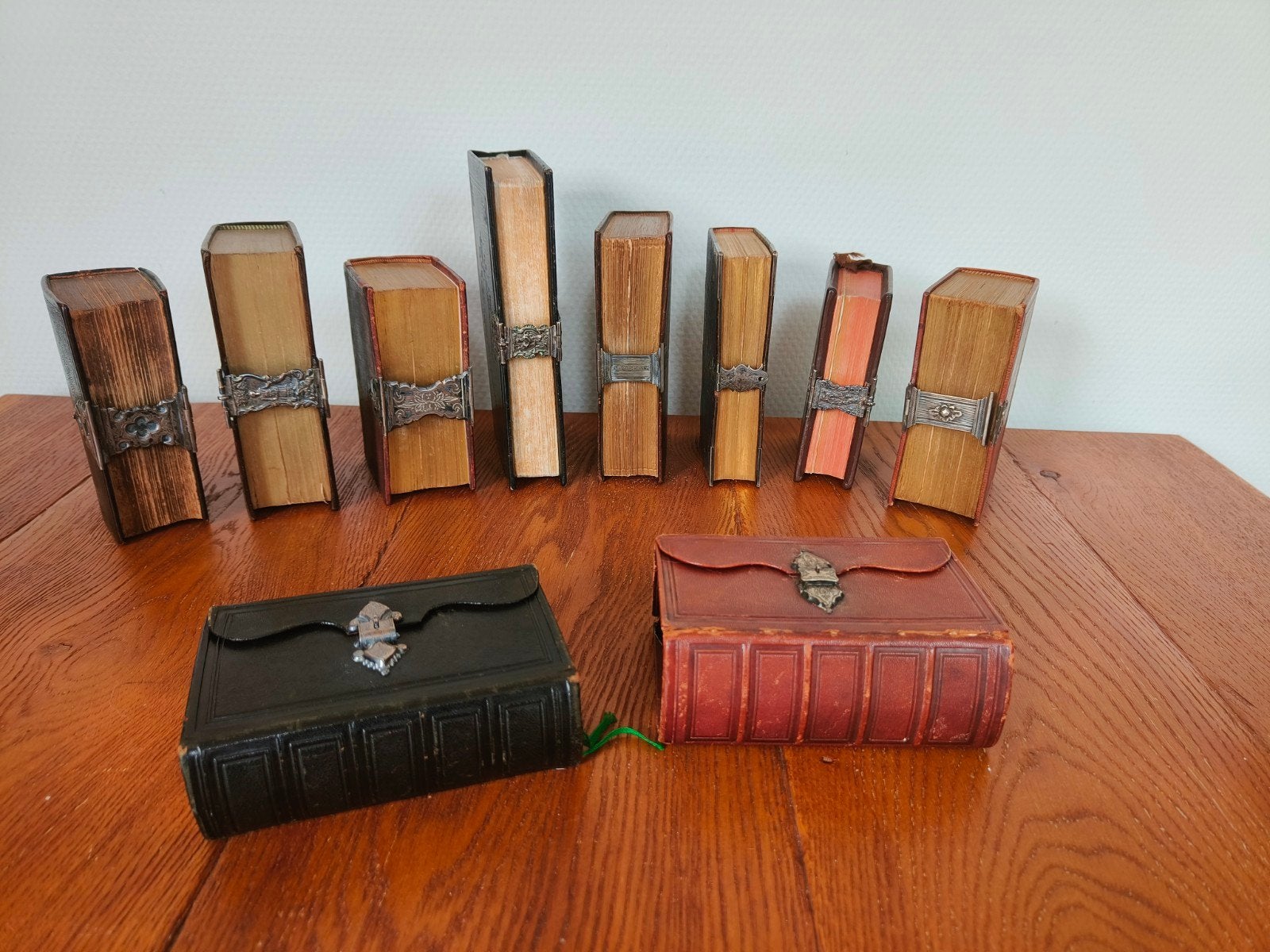 Tien stuks antieke Bijbels met zilveren sluiting/sloten, Antiek en Kunst, Antiek | Boeken en Bijbels, Ophalen