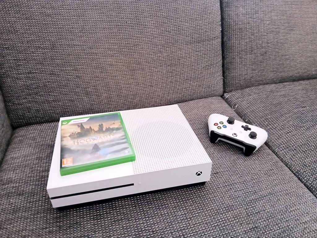XBOX one S 1tb + 1 controller en Hogwarts Legacy, Ophalen, Zo goed als nieuw, Met 1 controller, Met games