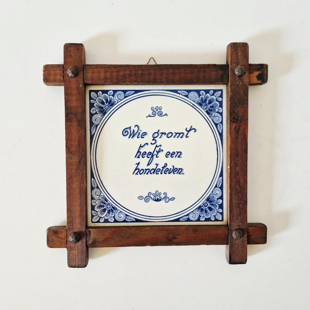 Spreuk Tegel Delft blauw wie gromt heeft een hondeleven, Ophalen of Verzenden
