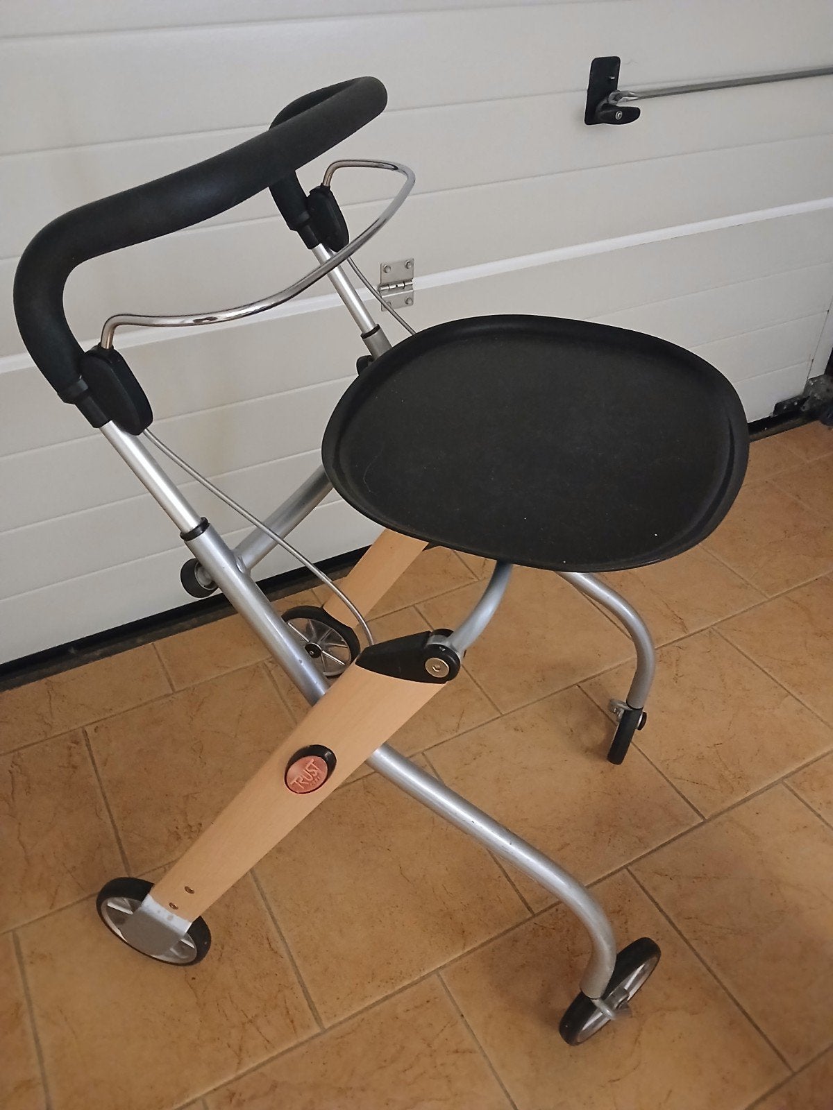 Rollator voor binnen merk Trust, Ophalen, Zo goed als nieuw