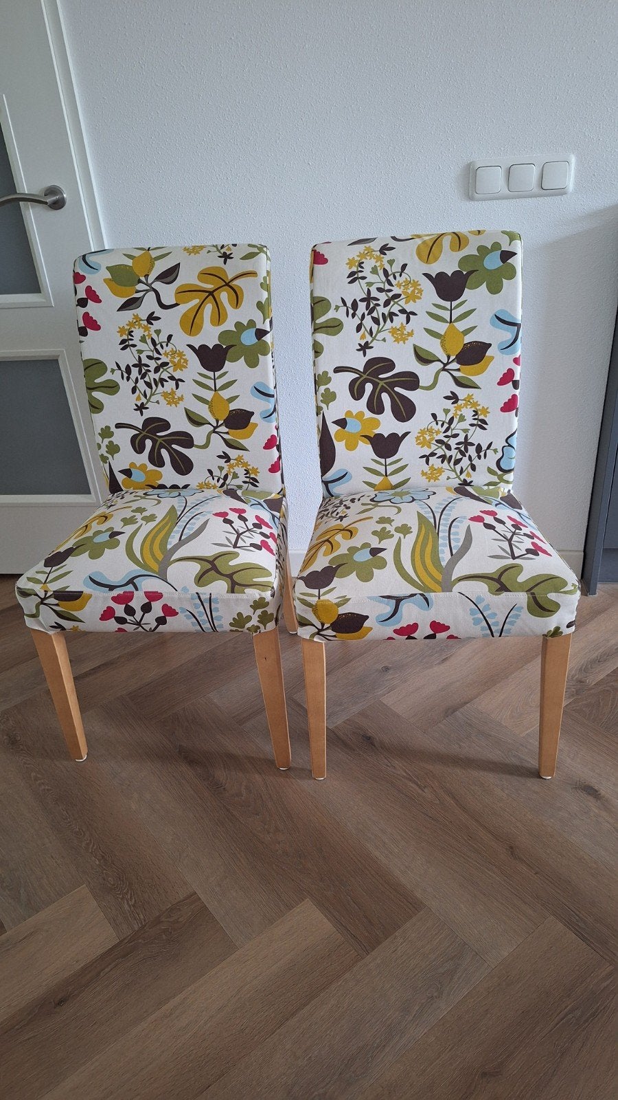 2 eetkamer stoelen, Ophalen, Stof, Kleurrijk, Twee