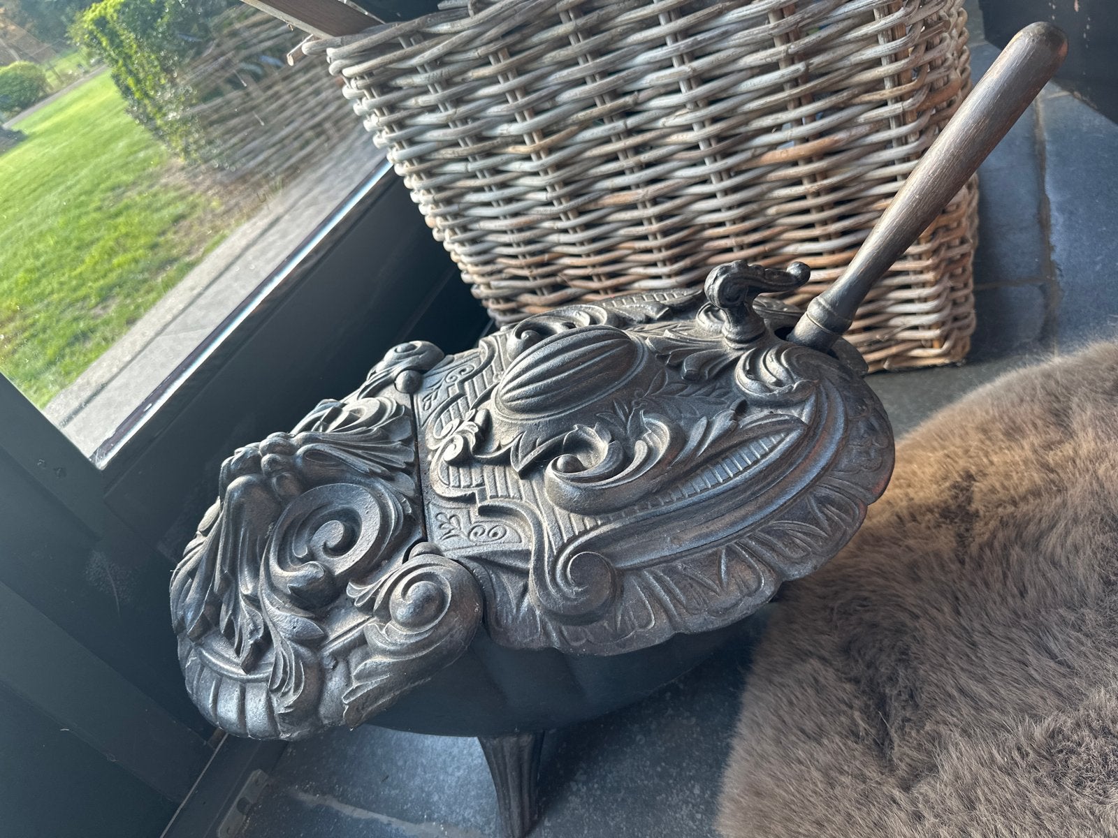 Antieke decoratieve gietijzeren kolenkit met kolenschep., Ophalen