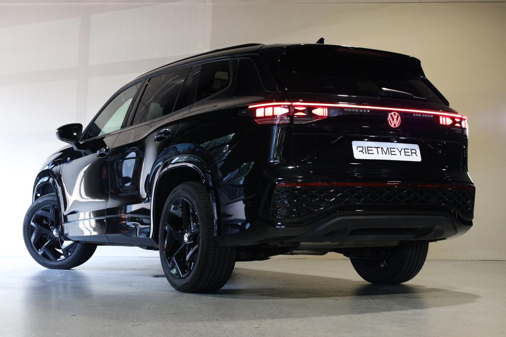 Volkswagen Tayron 1.5 eTSI R-Line Edition |Pano |HUD |Harman, Auto's, 12 maanden, 4 cilinders, 1848 kg, Zwart