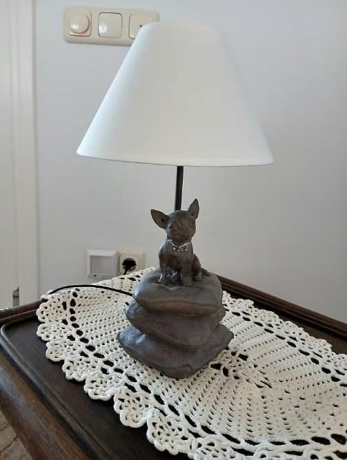 Chihuahua beeldje met tafel lamp, Ophalen of Verzenden, Zo goed als nieuw, Dier