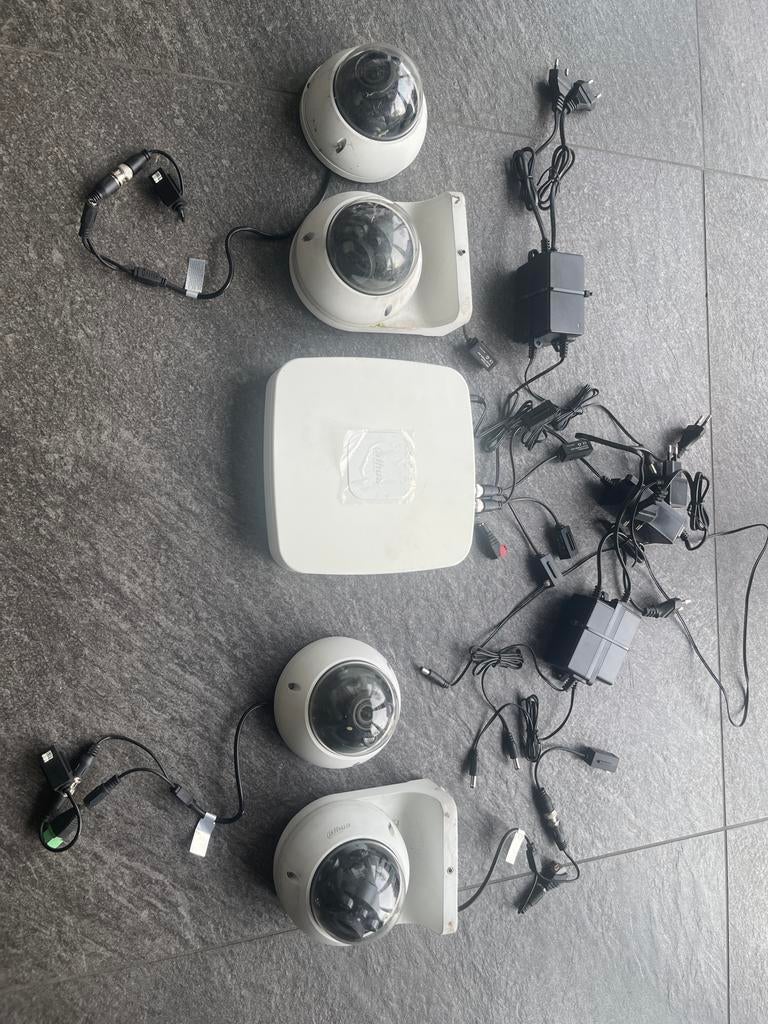 Dahua Beveiligingscamerasysteem 4 Dome Camera's, Ophalen of Verzenden, Gebruikt, Buitencamera