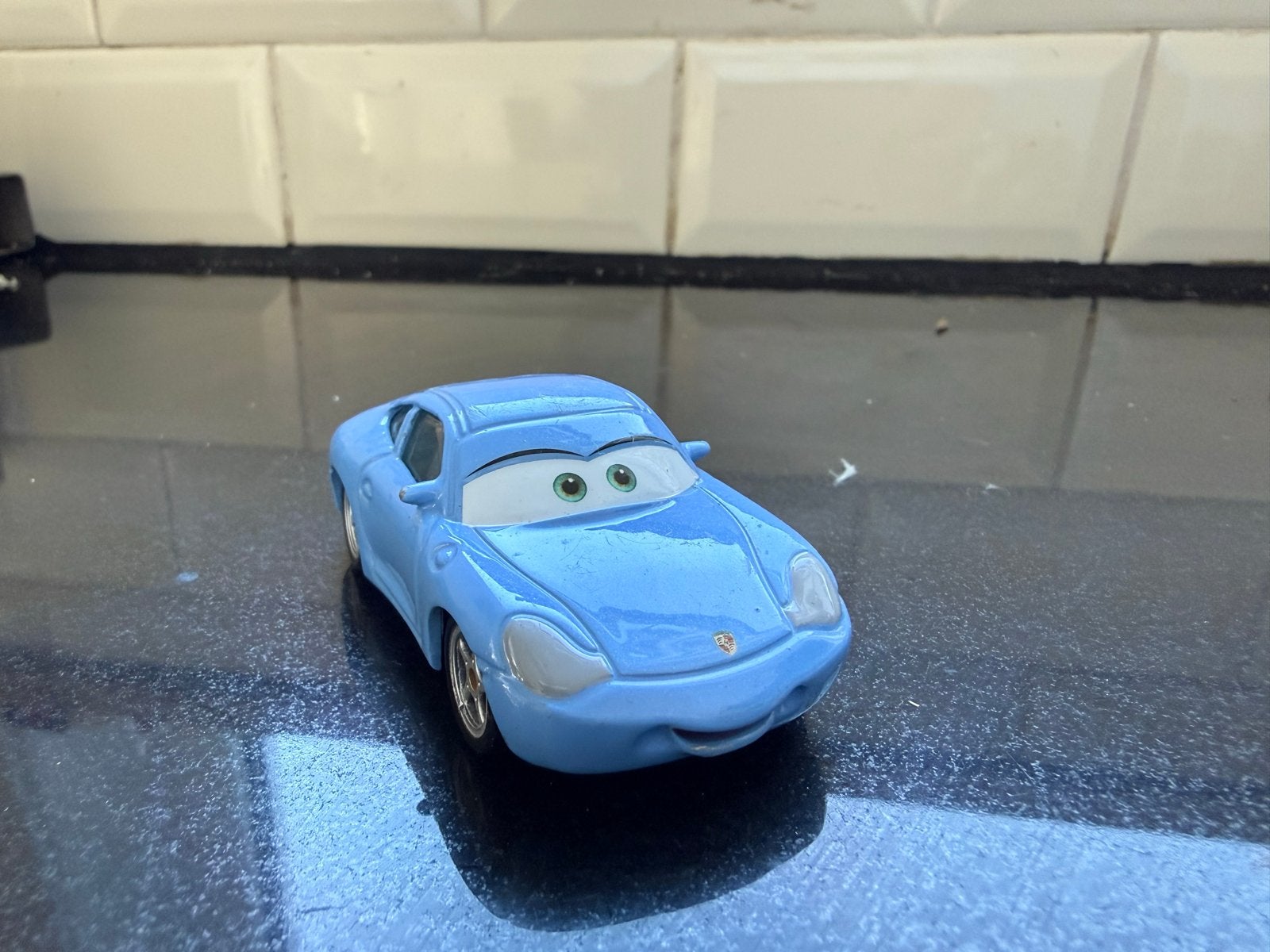 Disney Cars Sally Carrera speelgoedauto - Zo goed als nieuw, Ophalen of Verzenden, Zo goed als nieuw