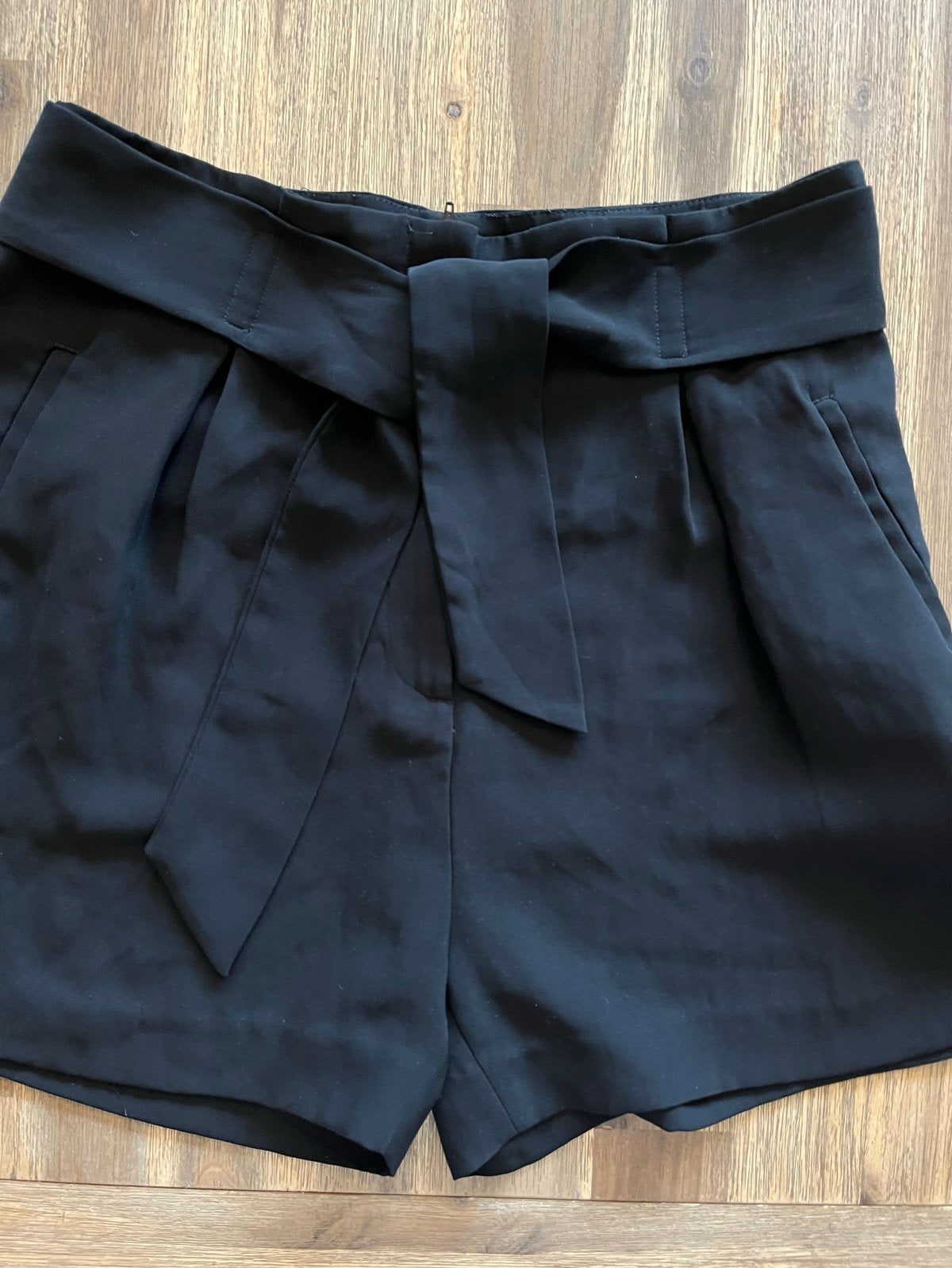 🛍️Zwarte korte broek H&M maat 42 met strikceintuur, Kort, Zwart, Maat 42/44 (L), Ophalen of Verzenden